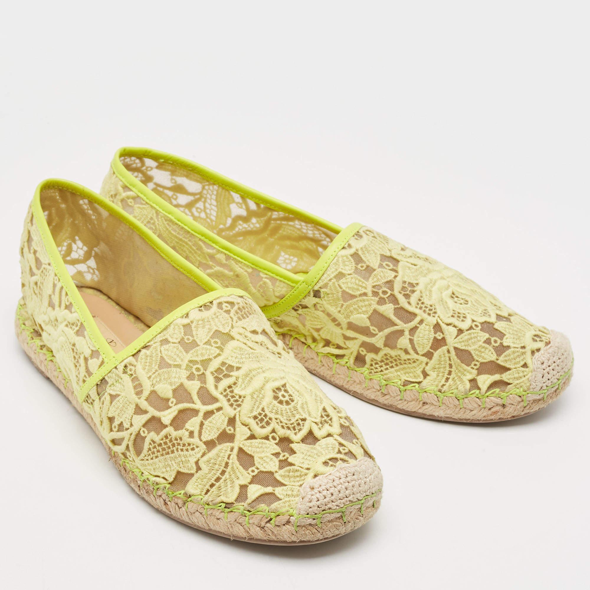 Valentino - Espadrilles en cuir et dentelle jaune fluo - Taille 39 Bon état à Dubai, Al Qouz 2