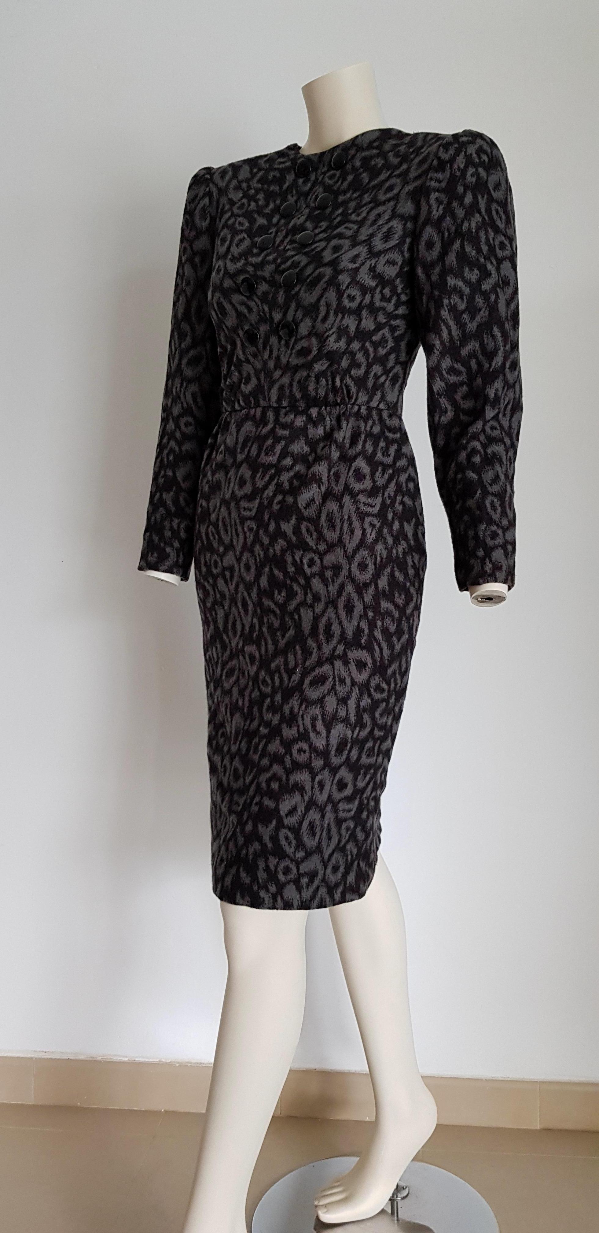 VALENTINO black and grey leopard print cashmere dress - Unworn, New.
..
SIZE: equivalent to about Small / Medium, please review approx measurements as follows in cm: lenght 102, chest underarm to underarm 48, bust circumference 87, shoulder from