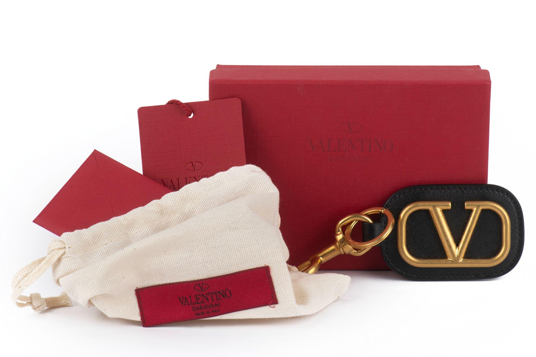 Valentino New Schwarz/Gold Logo Schlüsselanhänger im Angebot 1