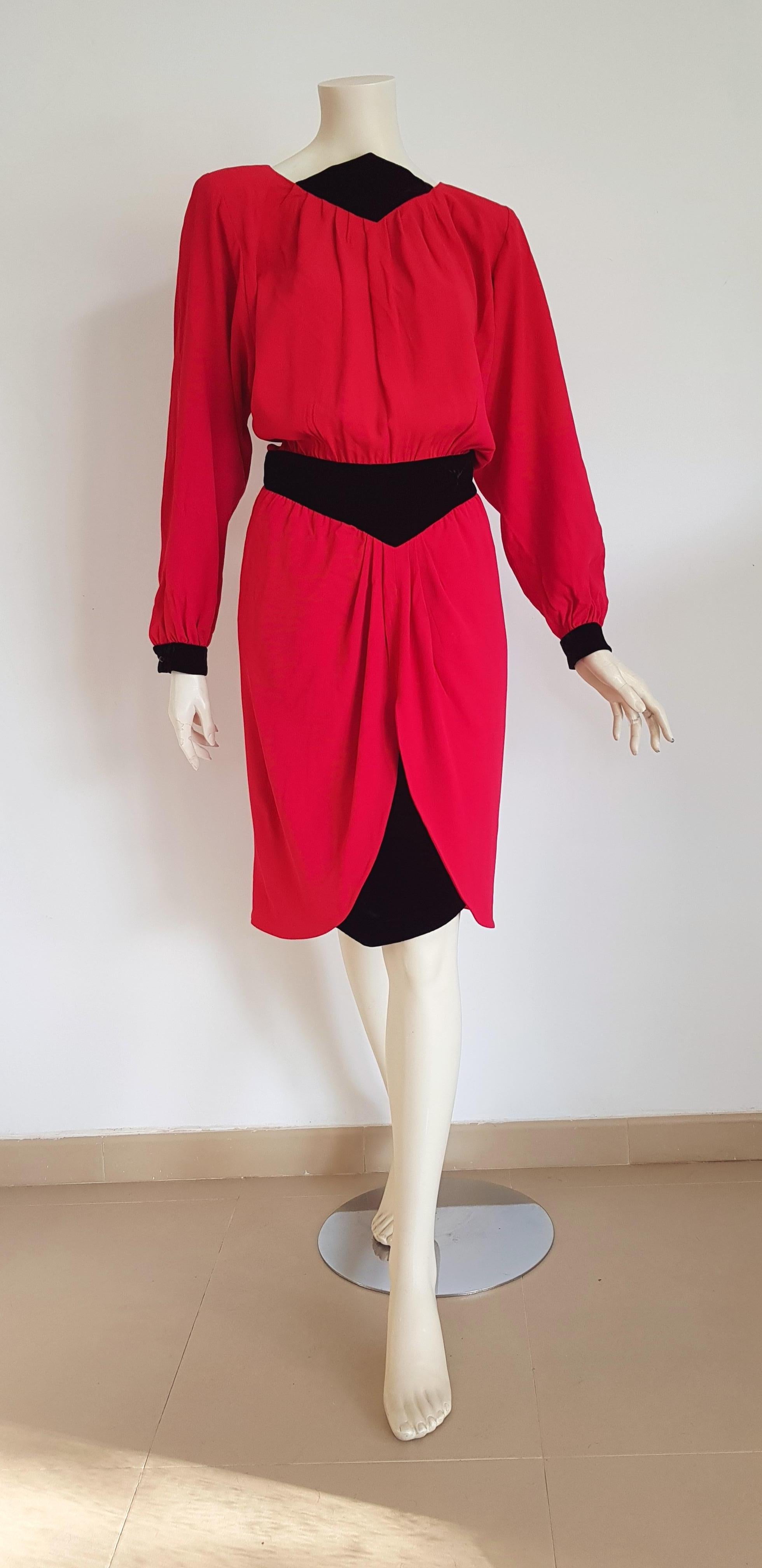 VALENTINO black Velvet Waistband Collar and Cuffs, Silk Red Dress - Unworn, New.

SIZE: equivalent to about Small / Medium, please review approx measurements as follows in cm: lenght 101, chest underarm to underarm 55, bust circumference 92,