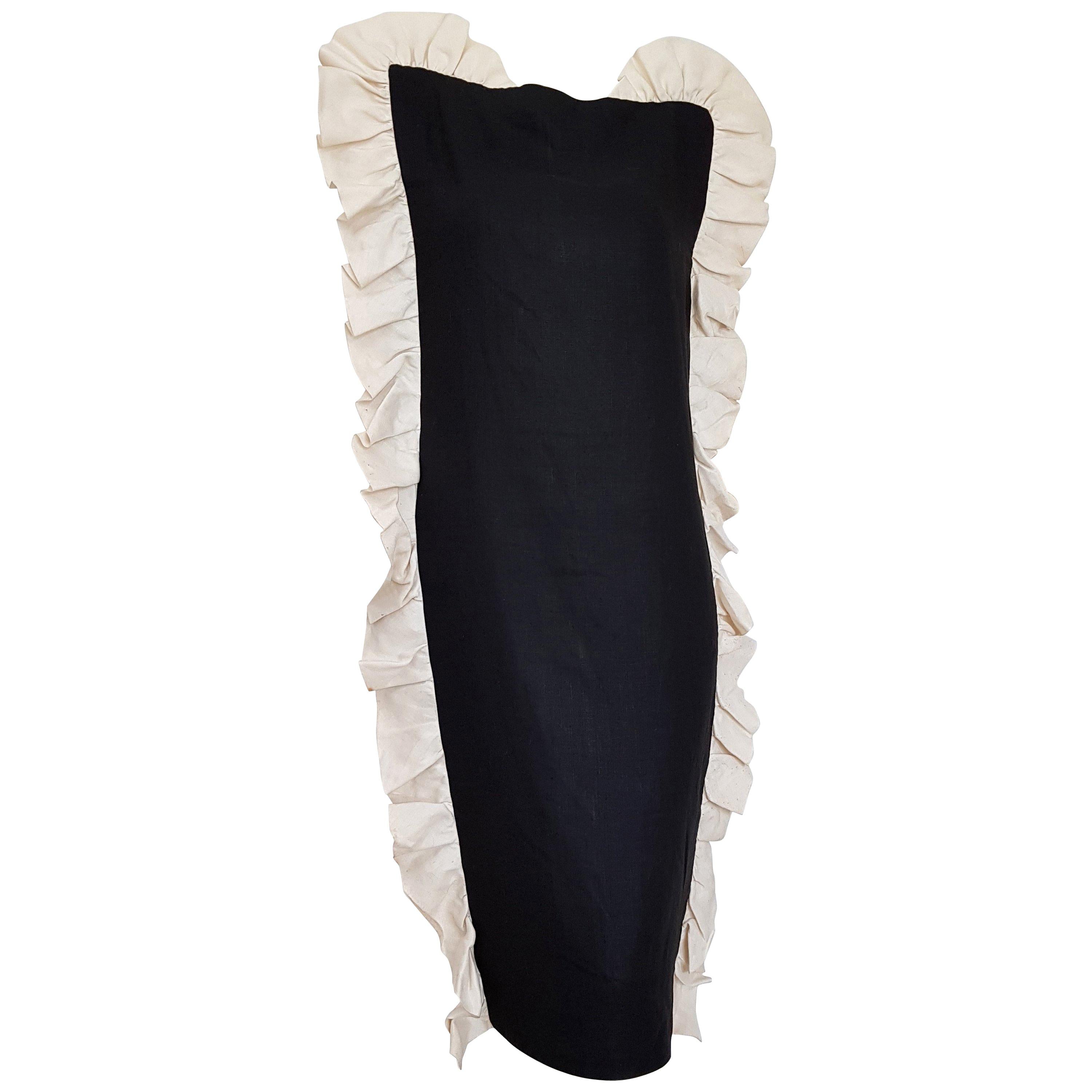 VALENTINO black with vertical wavy white edges, linen and silk dress - Unworn, New.
..
SIZE: equivalent to about Small / Medium, please review approx measurements as follows in cm: lenght 105, chest underarm to underarm 50, bust circumference 90,