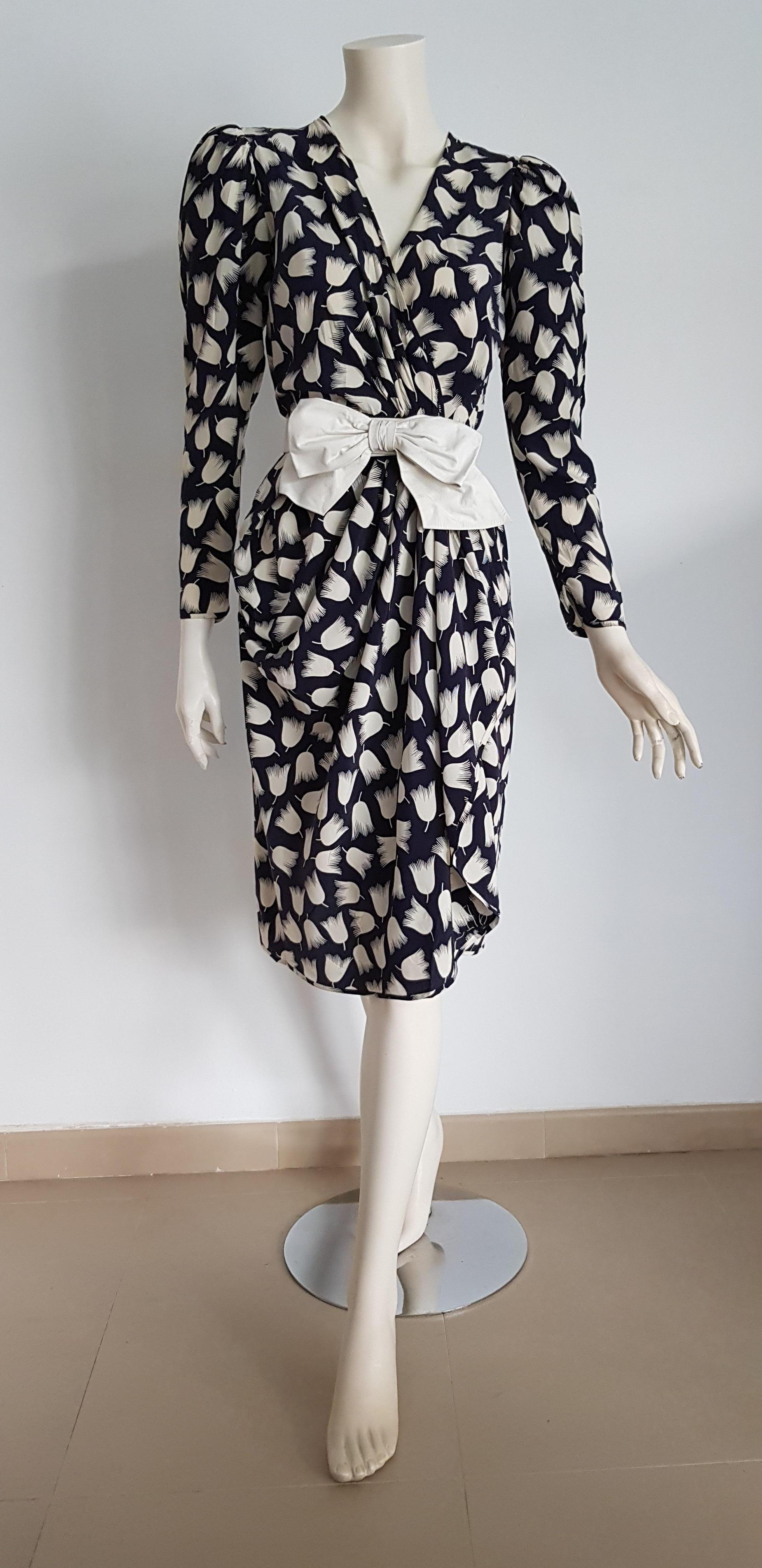 VALENTINO Haute Couture, black, white tulips belt with bow, silk dress - Unworn, New.

SIZE: equivalent to about Small / Medium, please review approx measurements as follows in cm: lenght 108, chest underarm to underarm 50, bust circumference 91,