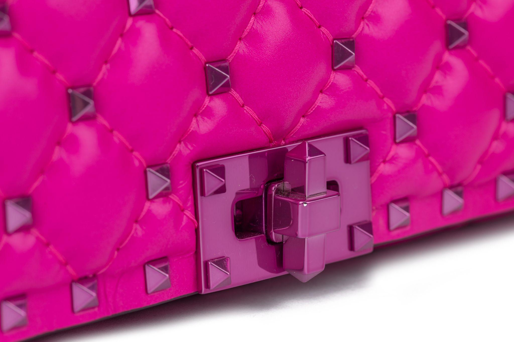 Valentino New Pink Rockstud Shoulder Bag In New Condition For Sale In West Hollywood, CA