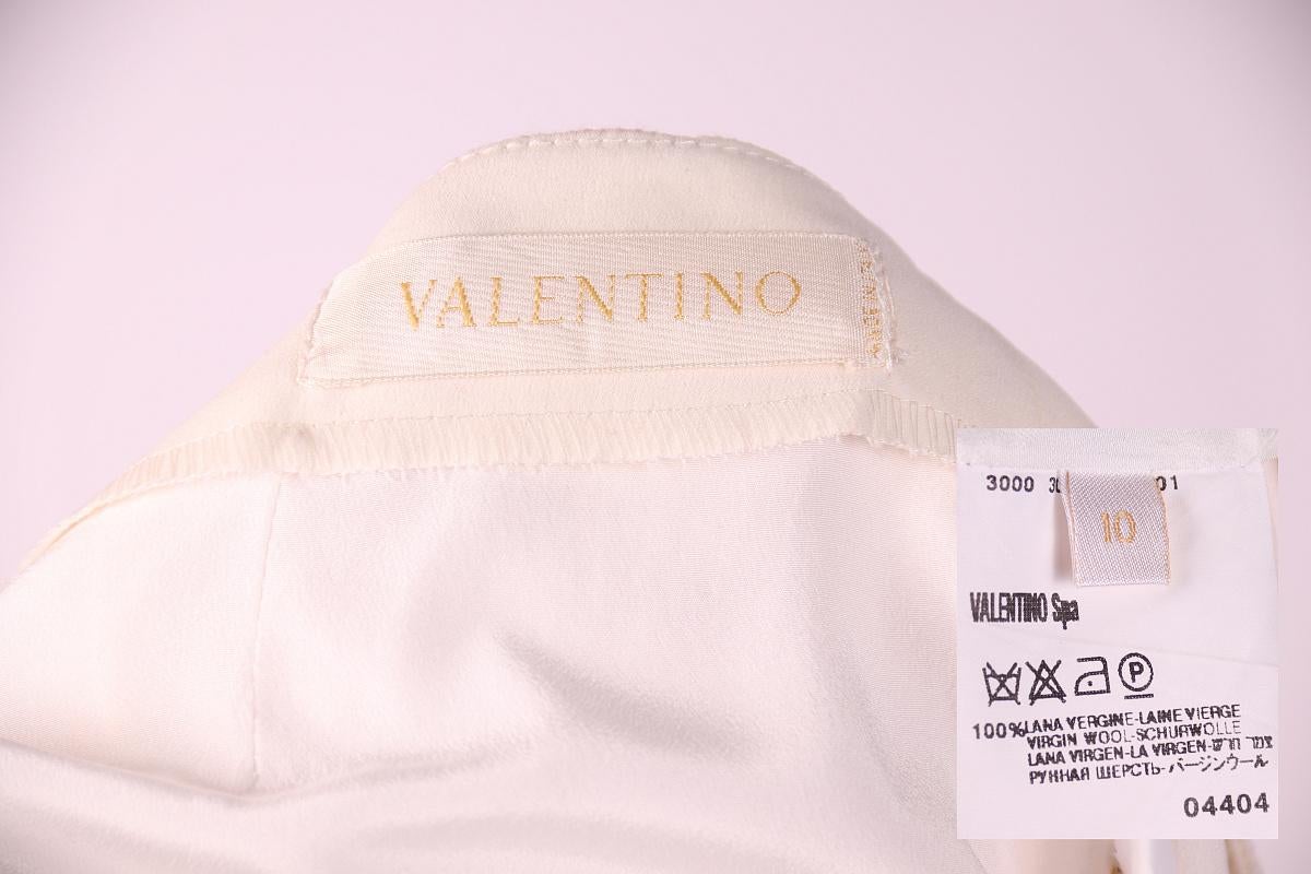 Valentino abito con gonna in lana vergine

taglia 10

condizioni pari al nuovo con i cartellini

Giacca:

Spalle: 39 cm / 15,35 pollici

Manica: 65 cm / 25,59 pollici

Ascella: 49 cm / 19,29 pollici

Lunghezza della giacca: 59 cm / 23,23