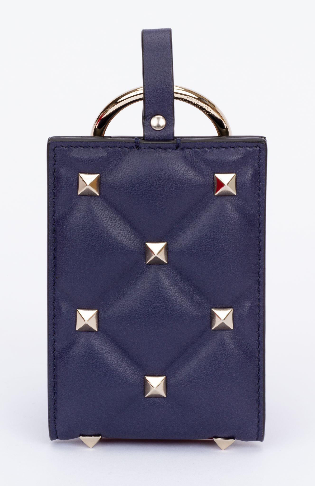 Portachiavi Valentino con ciondolo quadrato in pelle blu che include uno specchio e slot per carte di credito. L'anello è in argento. Il pezzo è nuovo e viene fornito con il cartellino, i libretti, la scatola originale e la copertina antipolvere.
