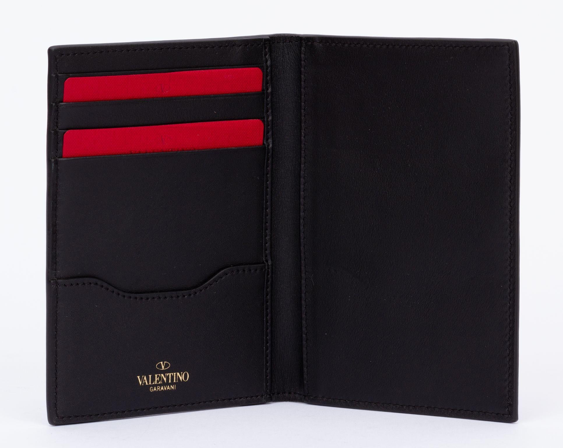 Valentino NIB Passport Cover Black White In New Condition For Sale In West Hollywood, CA