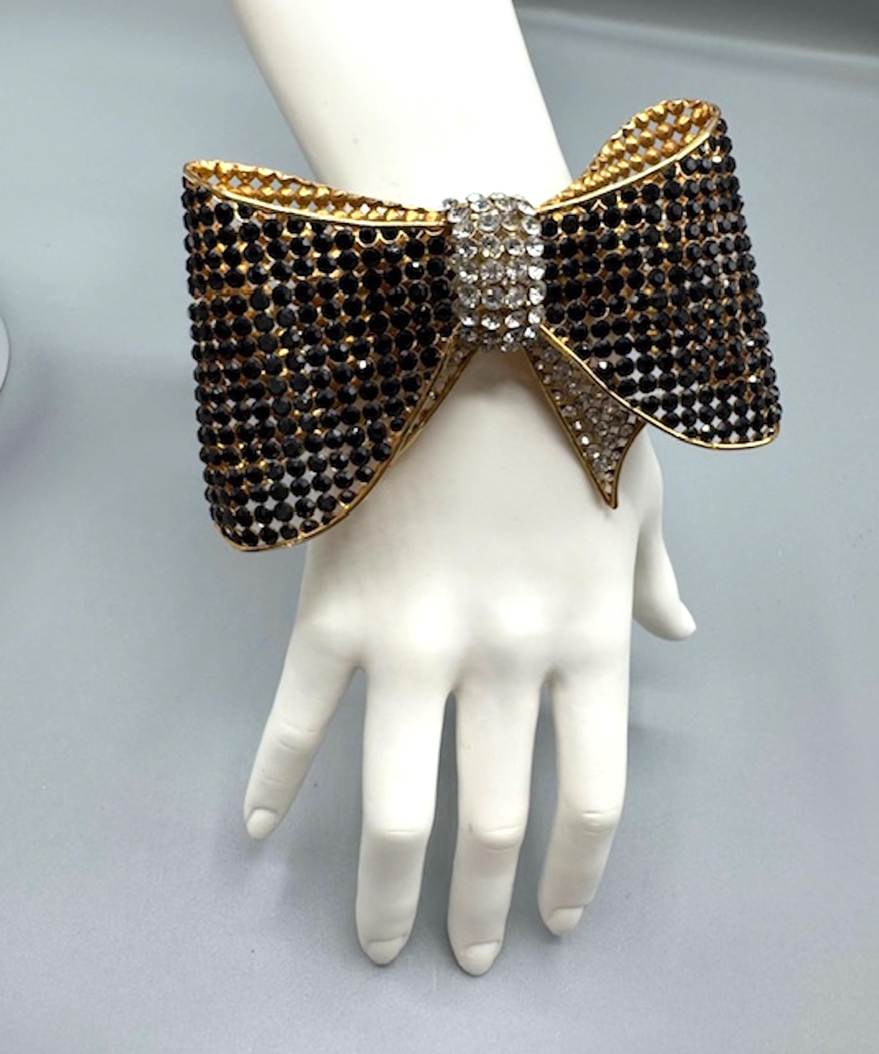 Valentino Night 1980s Bracciale grande con fiocco in oro, nero e strass trasparenti 10