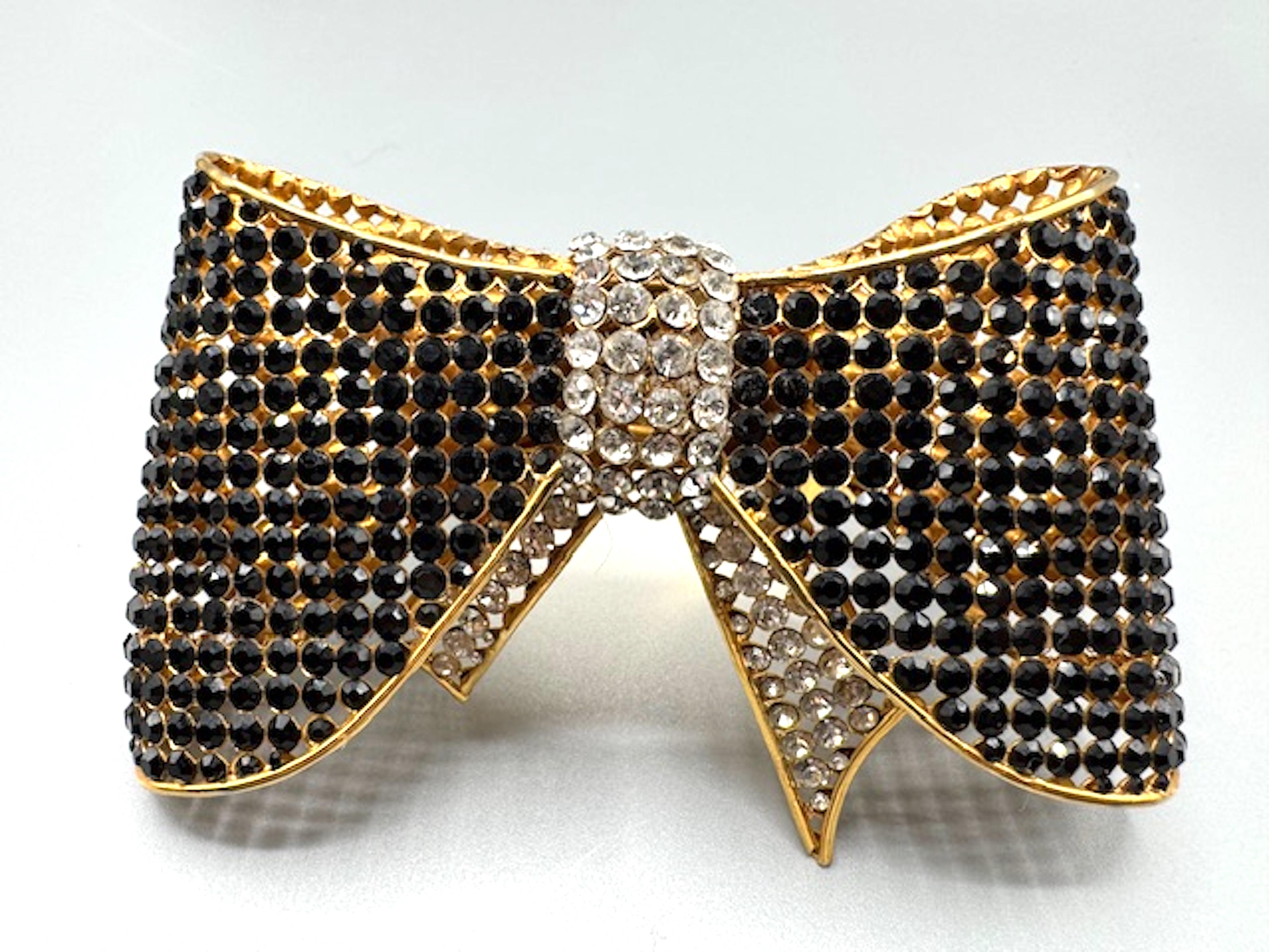 Valentino Night 1980s Bracciale grande con fiocco in oro, nero e strass trasparenti In condizioni buone a New York, NY