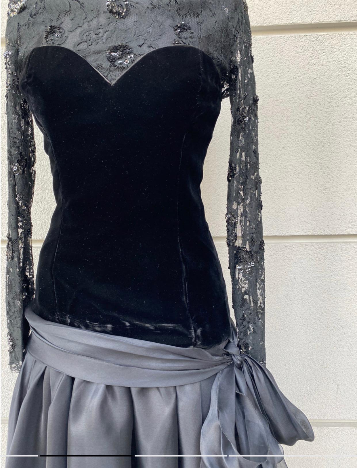 Valentino Night Dress.
in lace, velvet and silk.
Italian size 40.
measurements:
shoulders 40 cm
bust 38 cm
waist 35 cm
length 140 cm
sleeve 60 cm
Excellent general condition, shows minimal signs of use