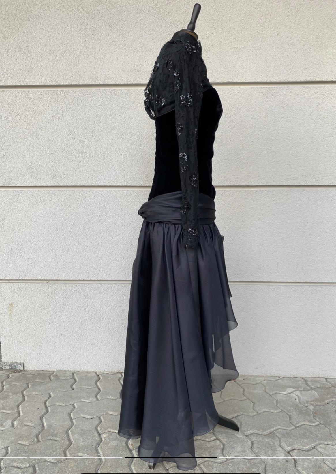 Valentino Night lace, velvet and silk black Gown In Excellent Condition For Sale In Carnate, IT