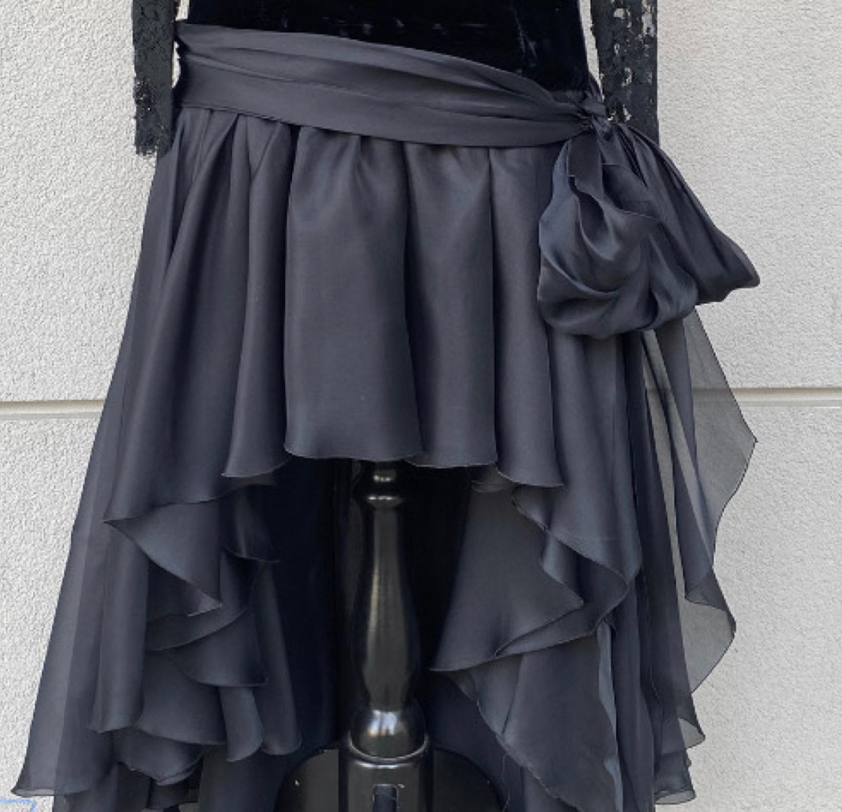 Valentino Night Robe noire en dentelle, velours et soie en vente 1