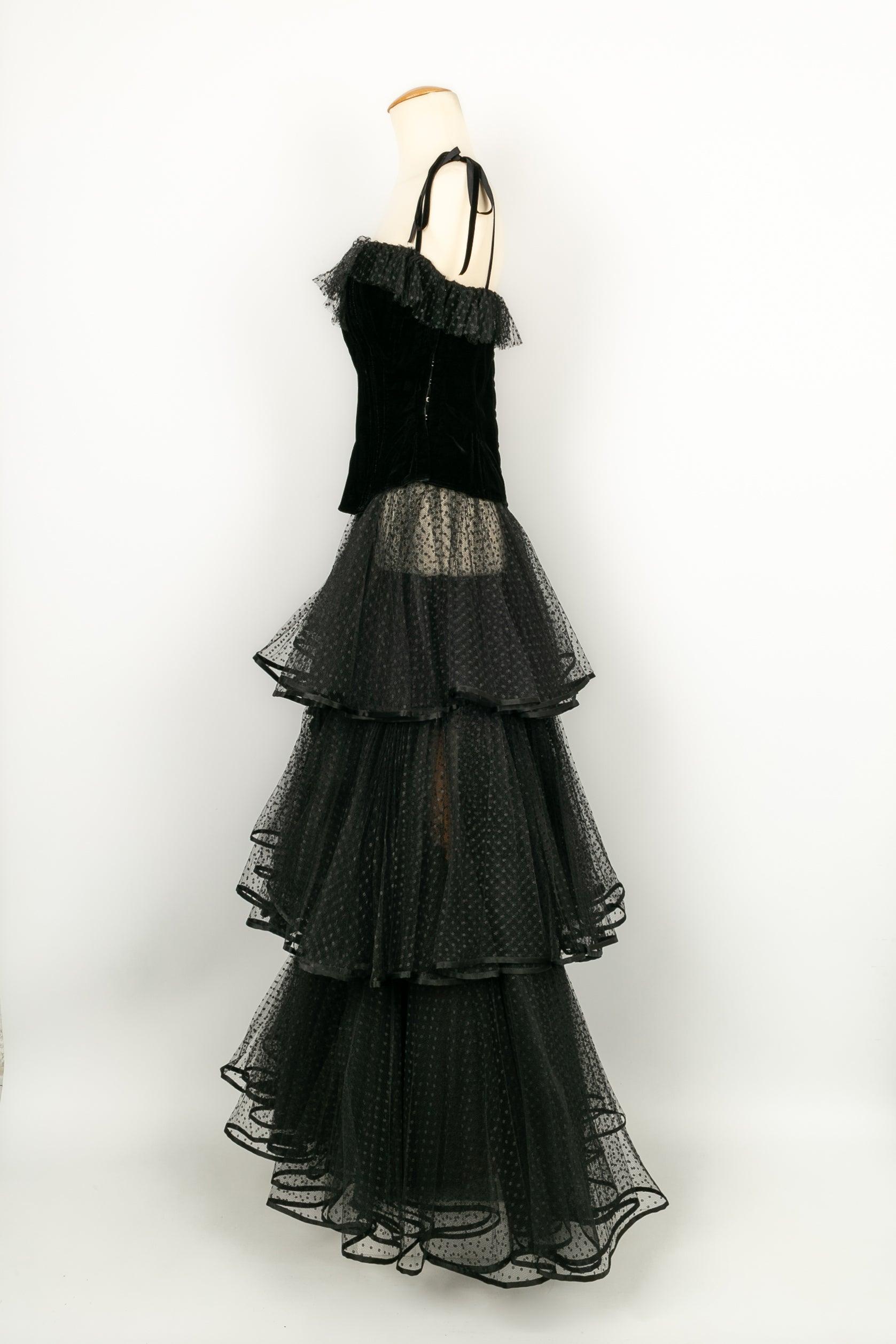 Valentino - (Made in Italy) Set composed of a semi-transparent skirt with flounces in black Swiss dot tulle and a bustier top with thin straps in black velvet and Swiss dot tulle. No size indicated, it fits a 36FR/38FR.

Additional