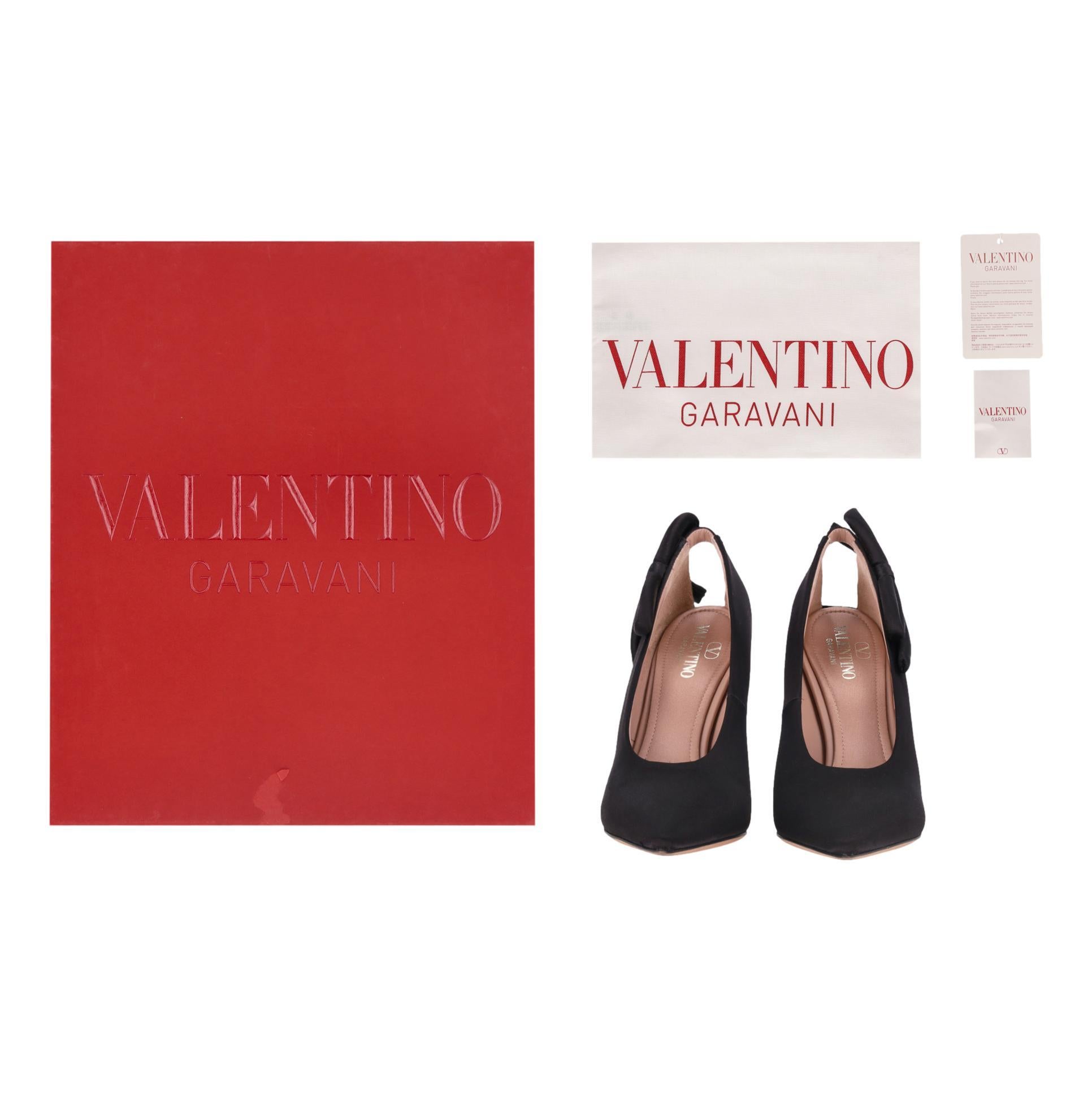 We Adore - Valentino - Escarpins en satin ornés d'un nœud en pointe

Talons en satin noir fabriqués en Italie et dotés d'une empeigne haute et d'un talon aiguille élancé.

Elles sont ornées d'un nœud sur le côté et sont dotées d'une semelle