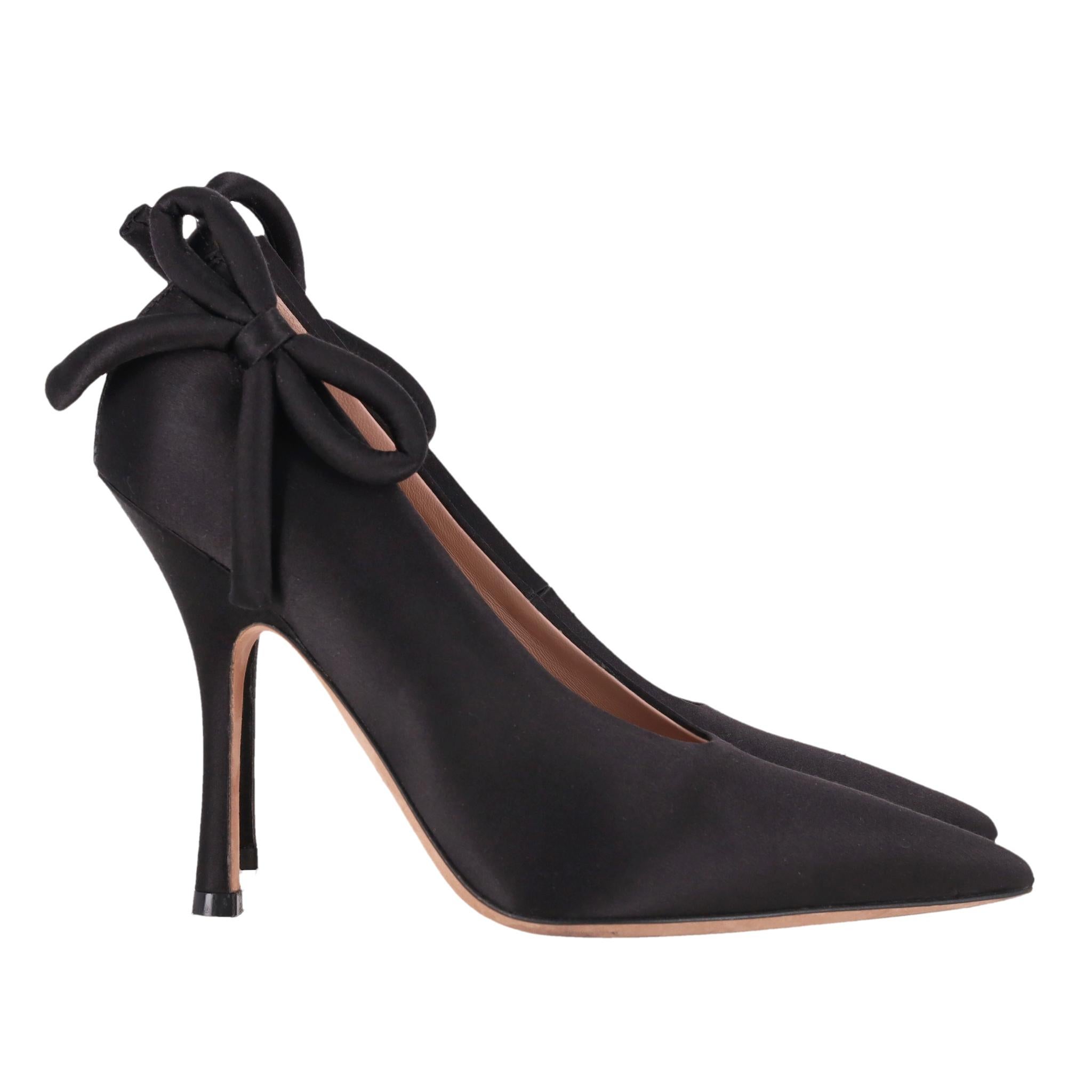 Valentino - Escarpins en satin ornés d'un nœud en forme d'étoile Excellent état - En vente à London, GB