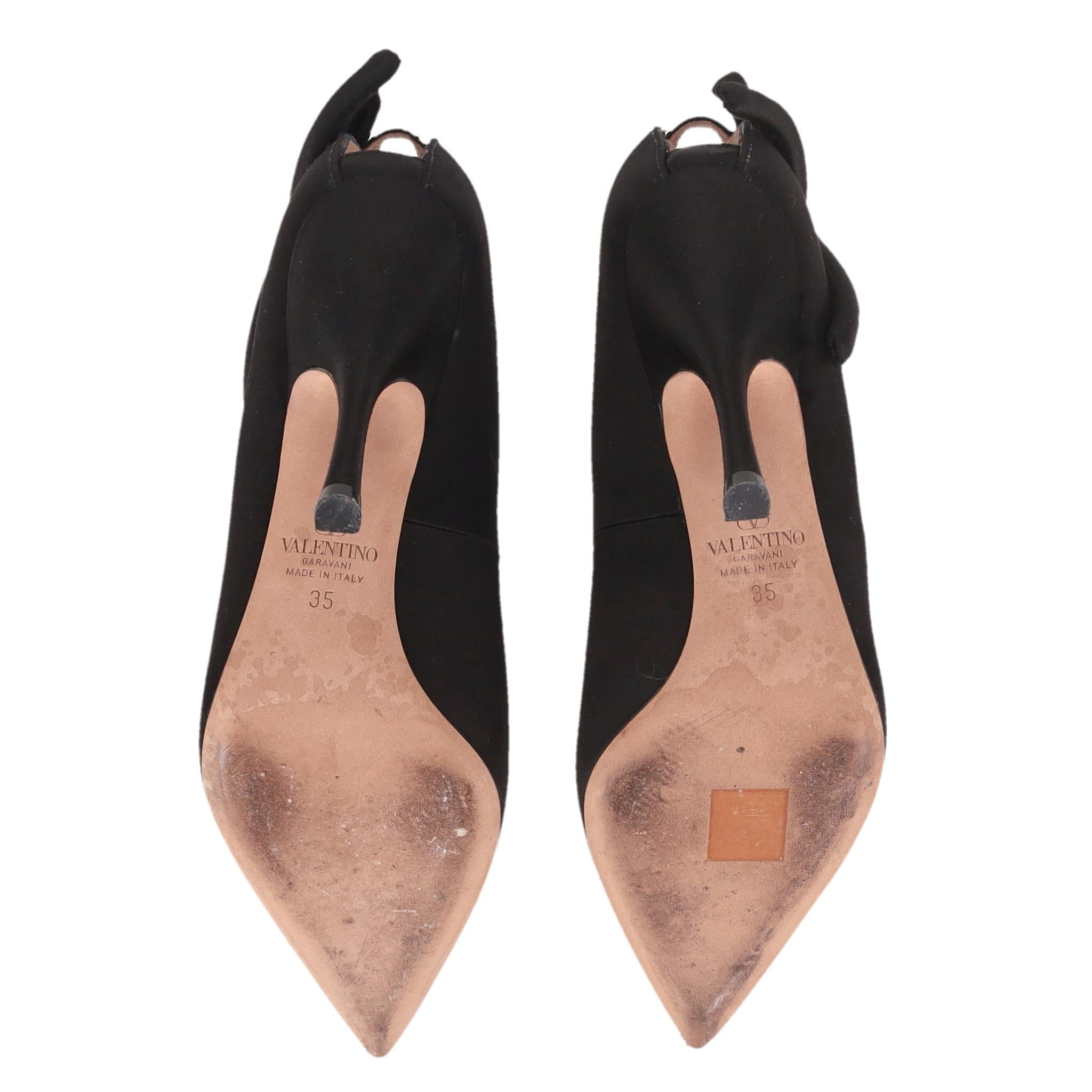 Valentino - Escarpins en satin ornés d'un nœud en forme d'étoile en vente 1