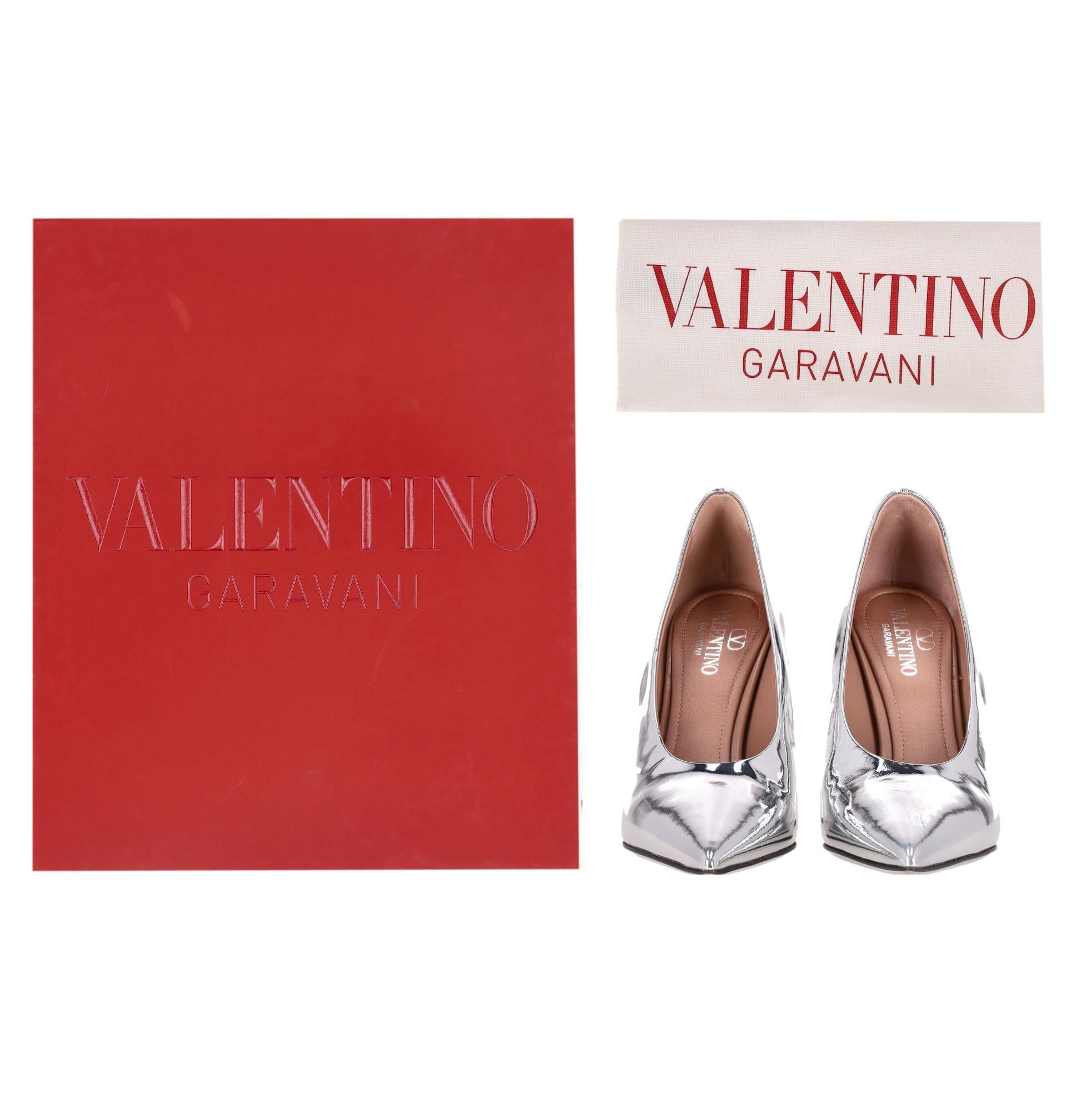 We Adore - Valentino - Escarpins en cuir miroité Nite-Out

Talons en cuir argenté fabriqués en Italie et dotés d'une empeigne haute et d'un talon aiguille élancé.

Semelles intérieures et semelles en cuir.

Rrp Approx. £900

Taille - 35

Etat - Très