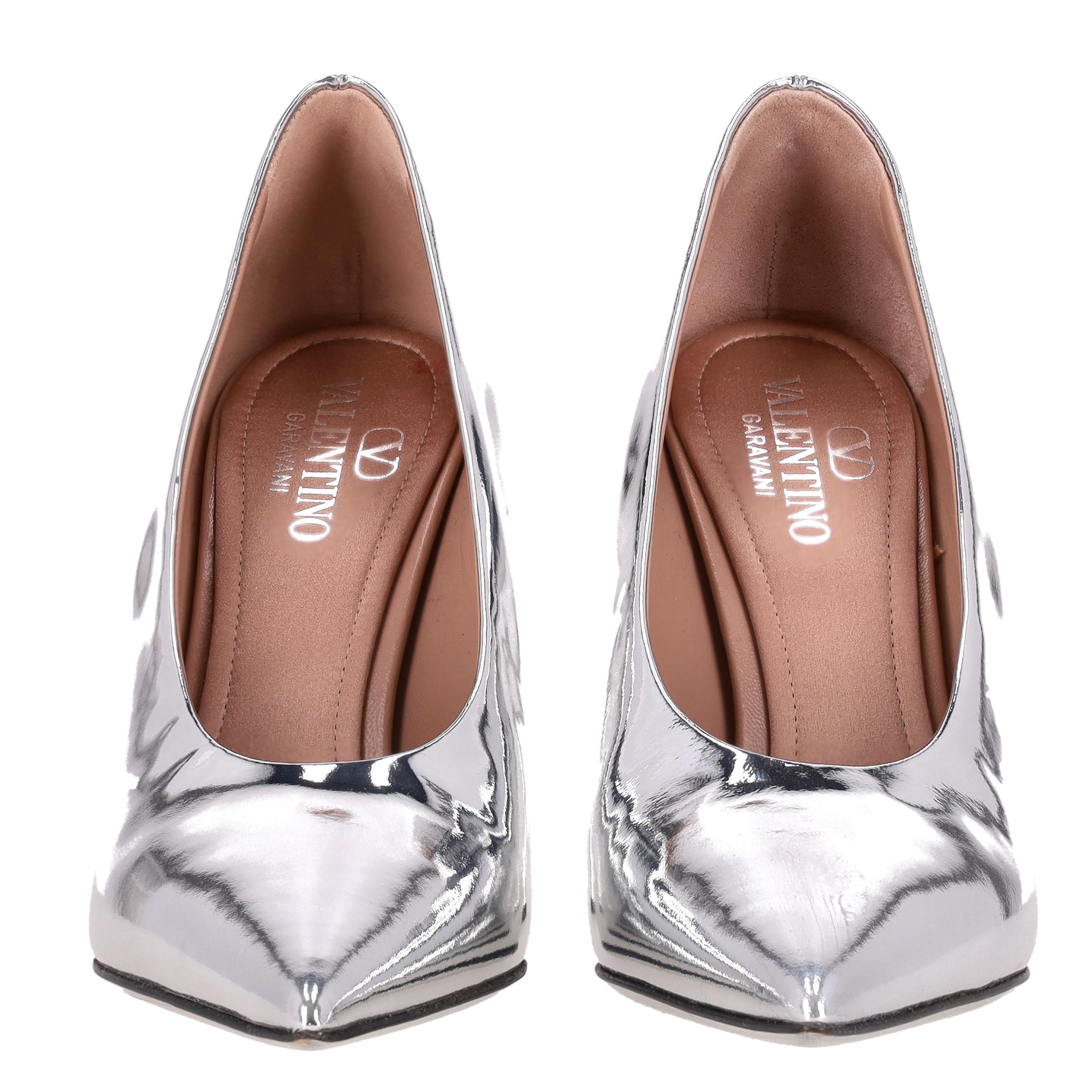 Gris Valentino - Escarpins en cuir miroité Nite-Out en vente