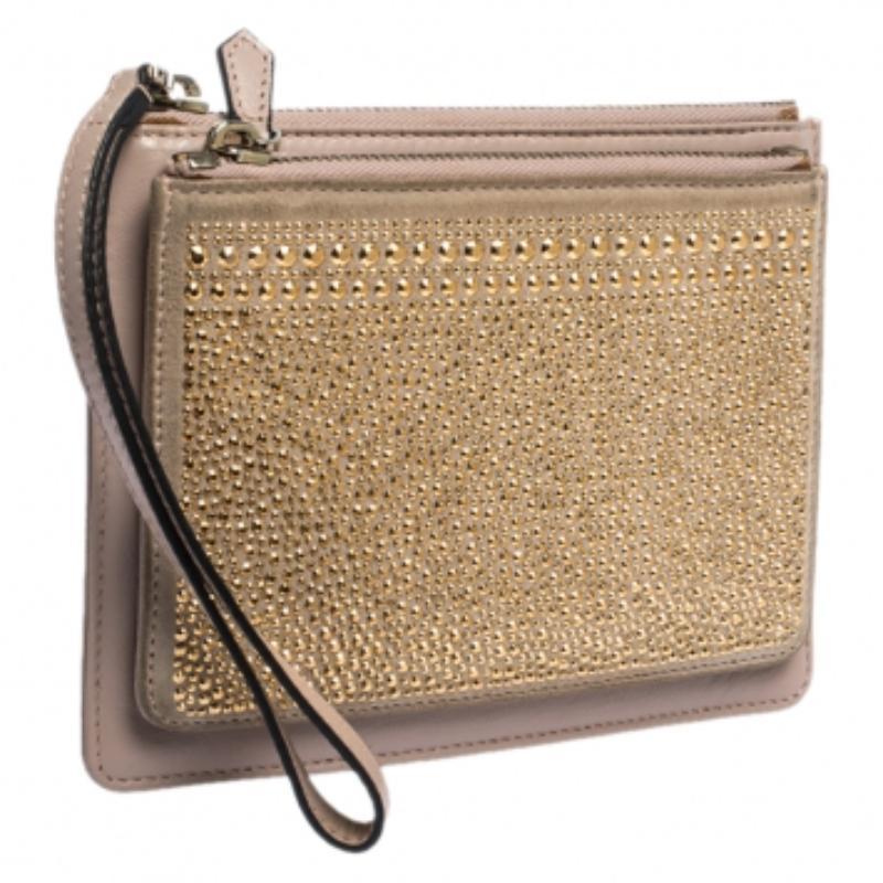 Designed to perfection and crafted from fine quality suede and leather, this Valentino pouch can be your go-to accessory. Valentino makes sure you stay at the top of your accessory game. Characterized by a chic beige & gold shade, it has stud
