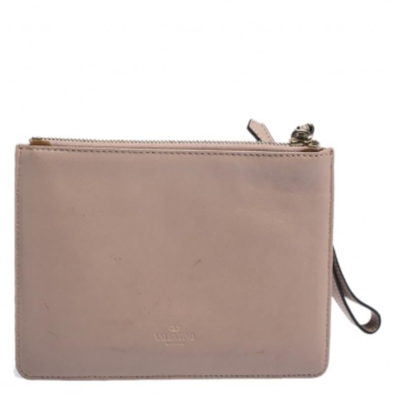 Valentino Nude Beige/Gold Leather and Suede Studded Wristlet Pouch en Bastante bueno estado para la venta en Dubai, Al Qouz 2