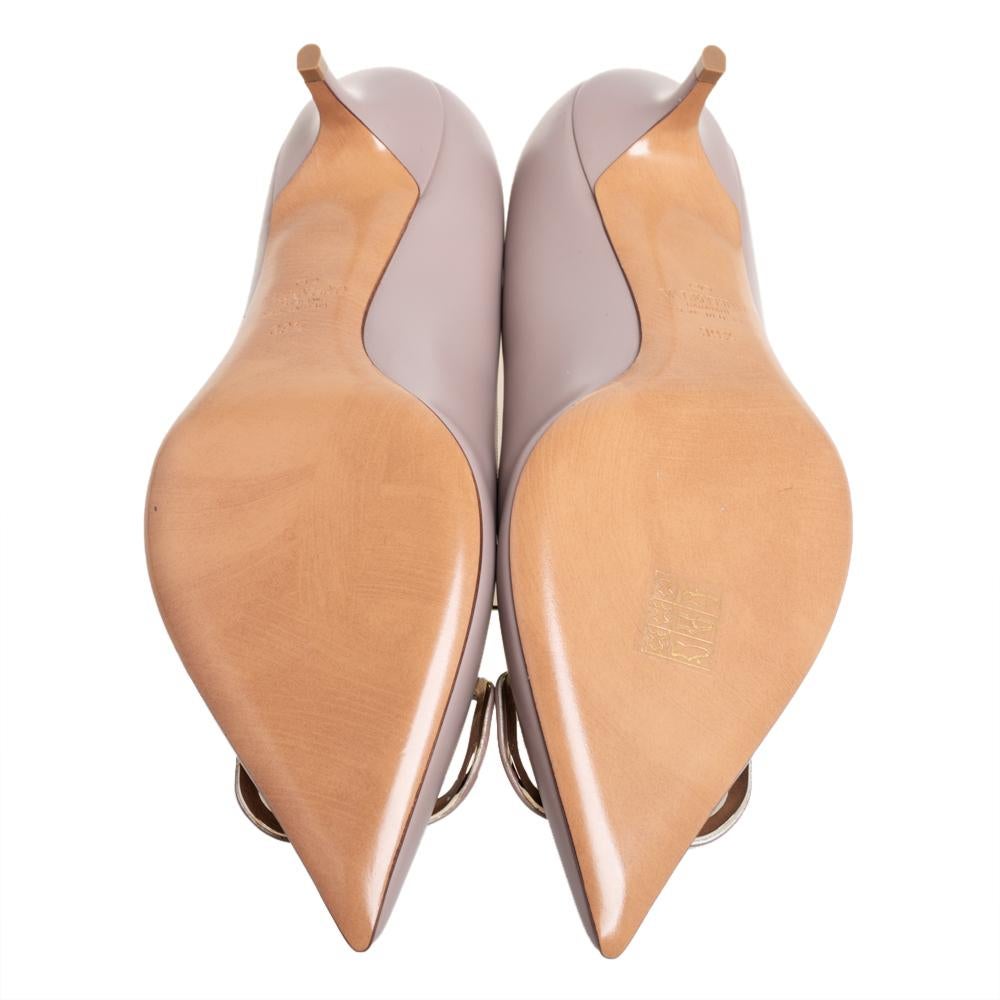 Valentino Nude Leder V Logo Pumps Größe 39.5 im Zustand „Neu“ in Dubai, Al Qouz 2
