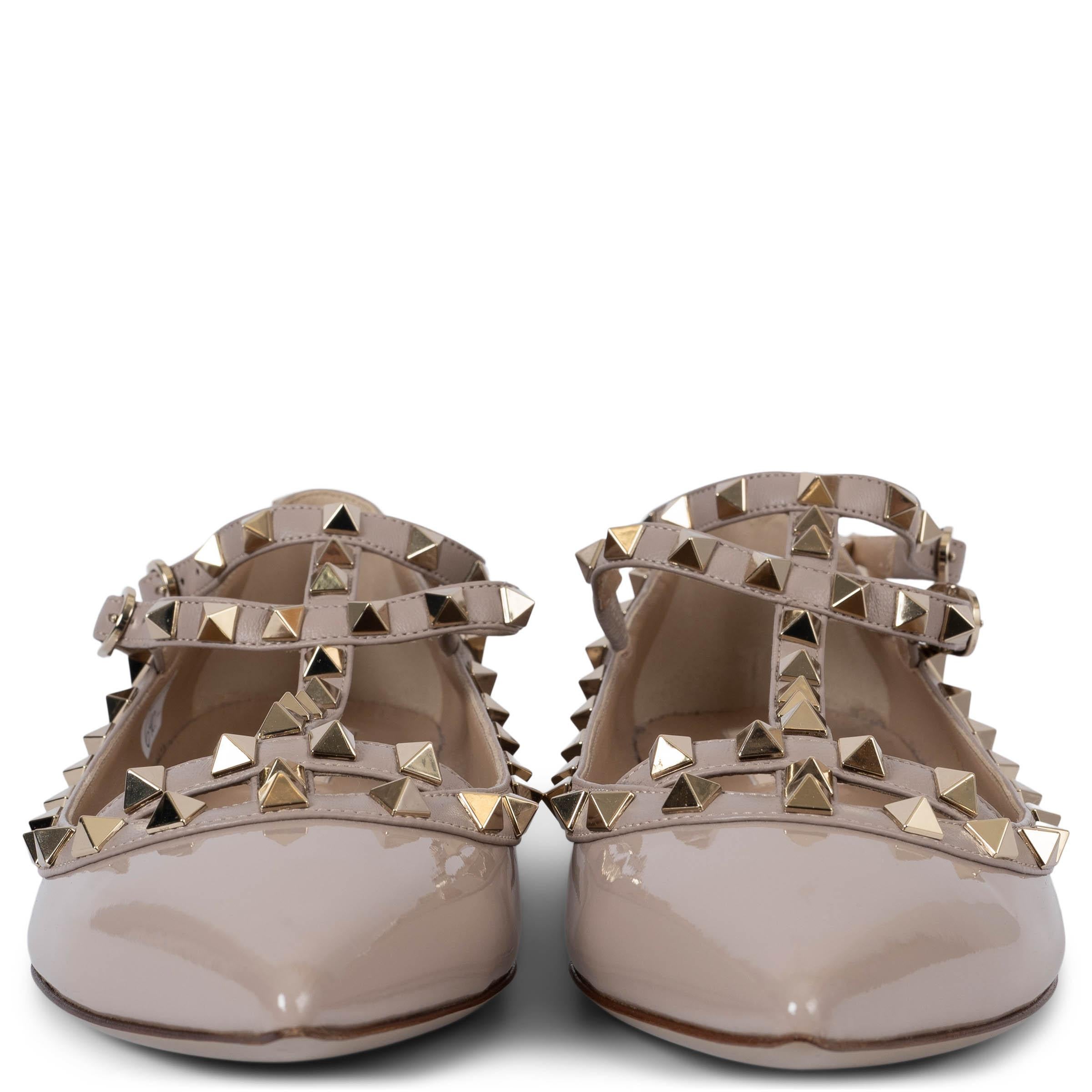 100% autentico Valentino Rockstud, ballerine con cinturino alla caviglia in vernice color nudo Le borchie piramidali sono in ottone color oro chiaro. Sono stati indossati una volta all'interno e sono in condizioni praticamente nuove.