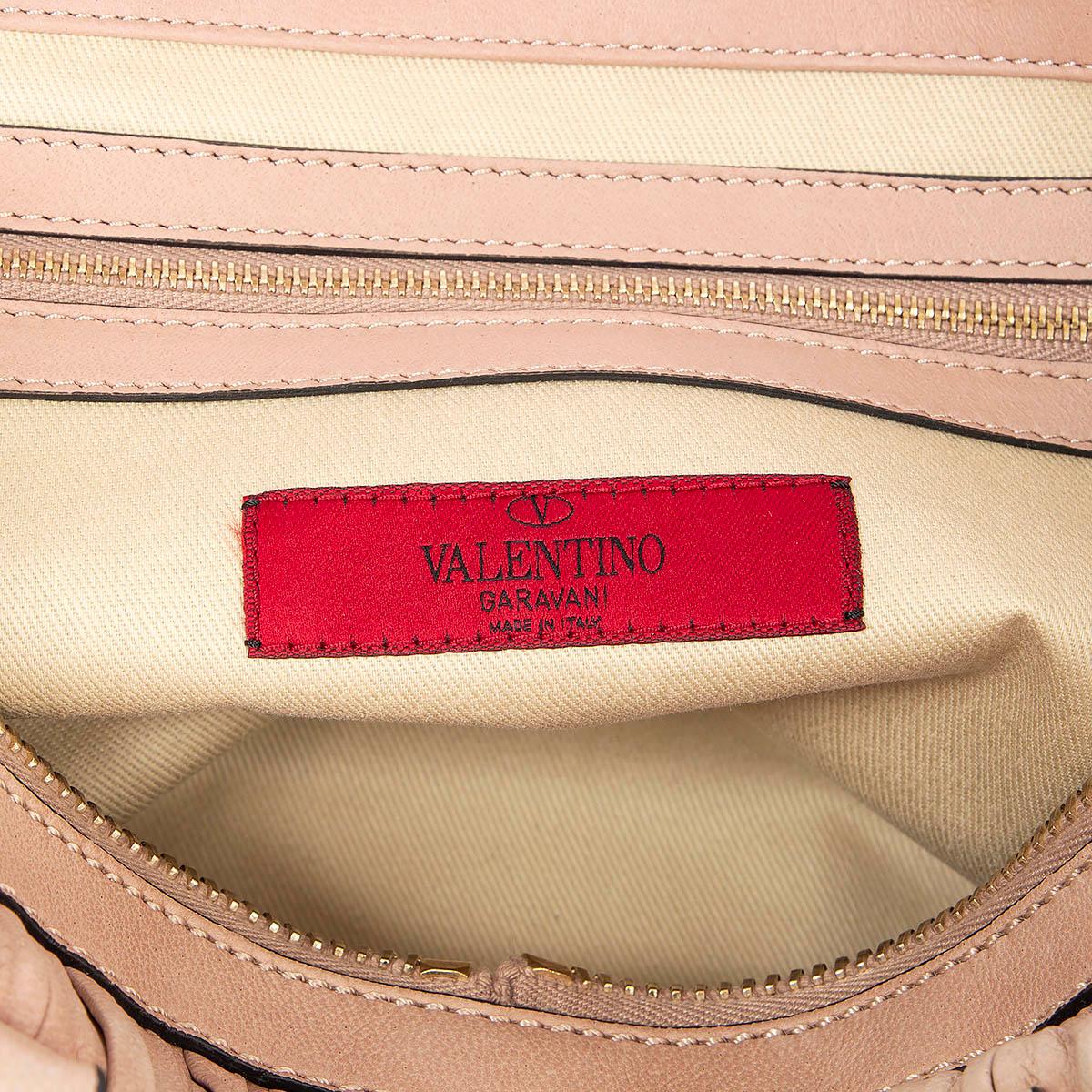 VALENTINO nude pink leather BOW EMBELLISHED PLEATED Bag In Fair Condition For Sale In Zürich, CH