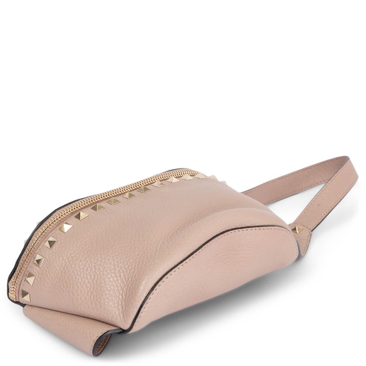 VALENTINO nude pink leather ROCKSTUD Belt Bag In Excellent Condition In Zürich, CH