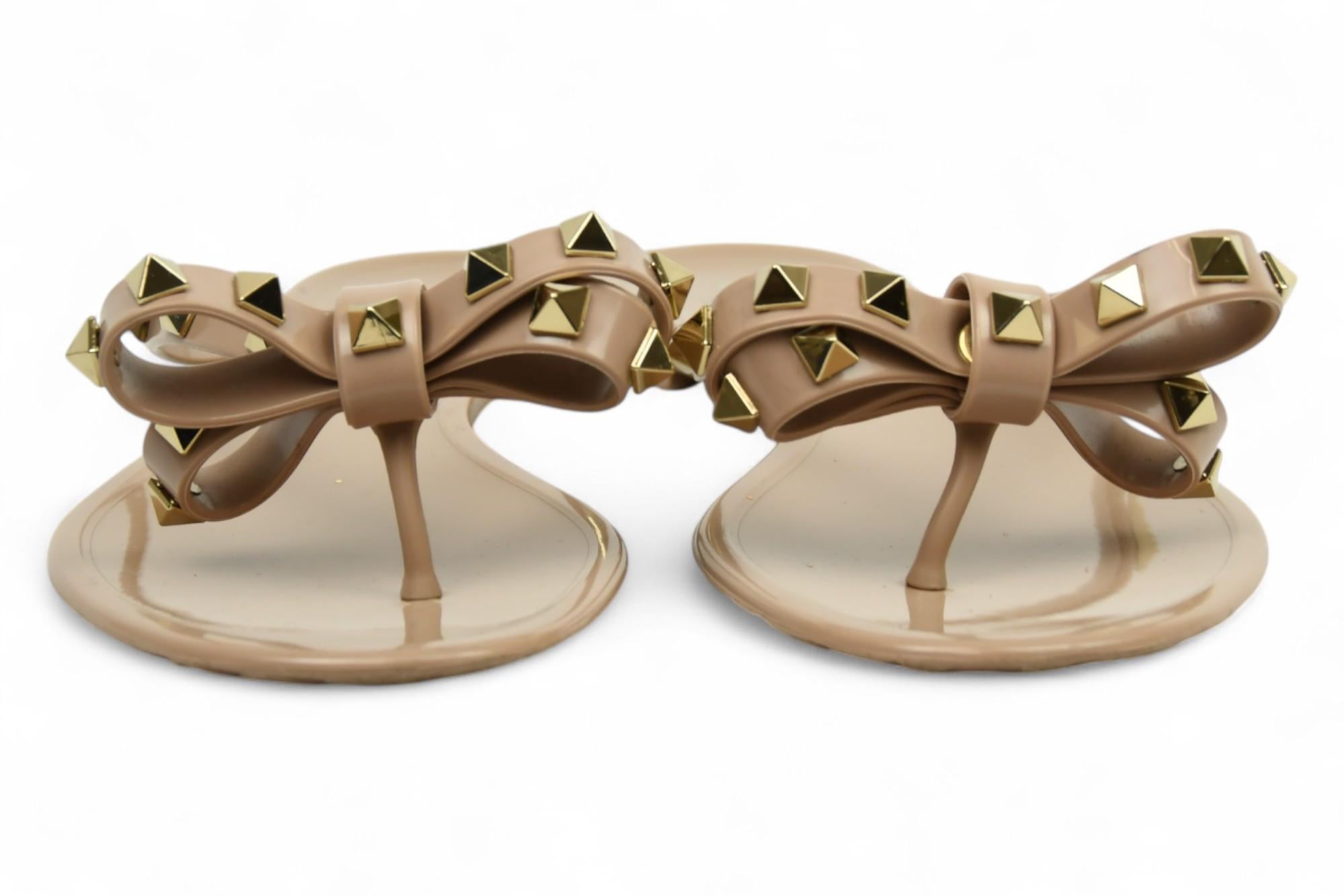 Valentino Sandali con fiocco Rockstud nude  Taglia 6 US In condizioni buone in vendita a West Hartford, CT