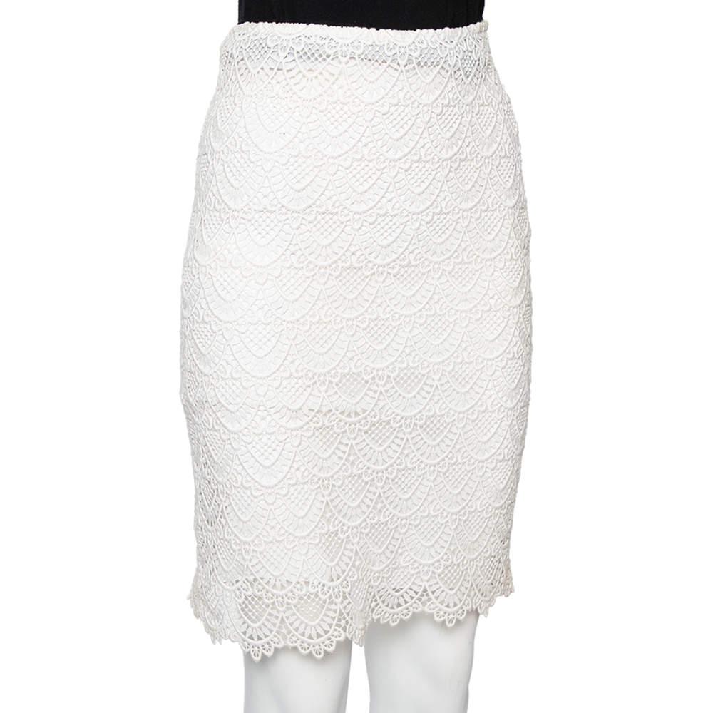 How gorgeous is this impeccable skirt from the House of Valentino Delicately stitched using off white Guipure lace this skirt flaunts a well fitted shape zipper fastening and a knee length style. Wear this skirt with a contrasting blouse and exude