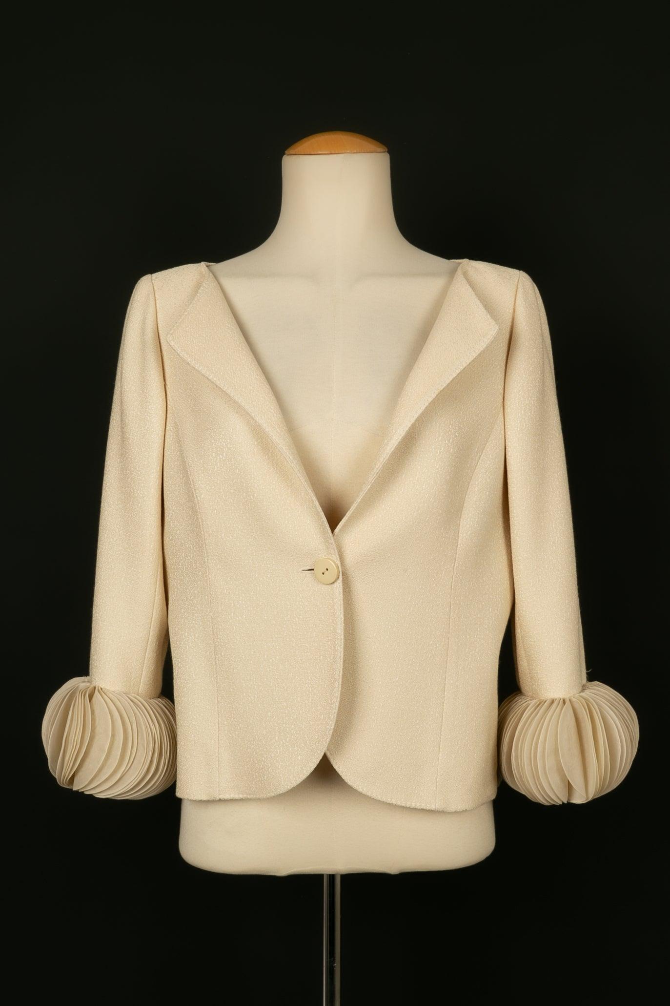 Valentino - Off-white jacket with a silk lining. No size indicated, it fits a 38FR.

Additional information:
Condition: Very good condition
Dimensions: Shoulder width: 38 cm - Chest: 53 cm - Sleeve length: 50 cm - Length: 52 cm

Seller Reference: