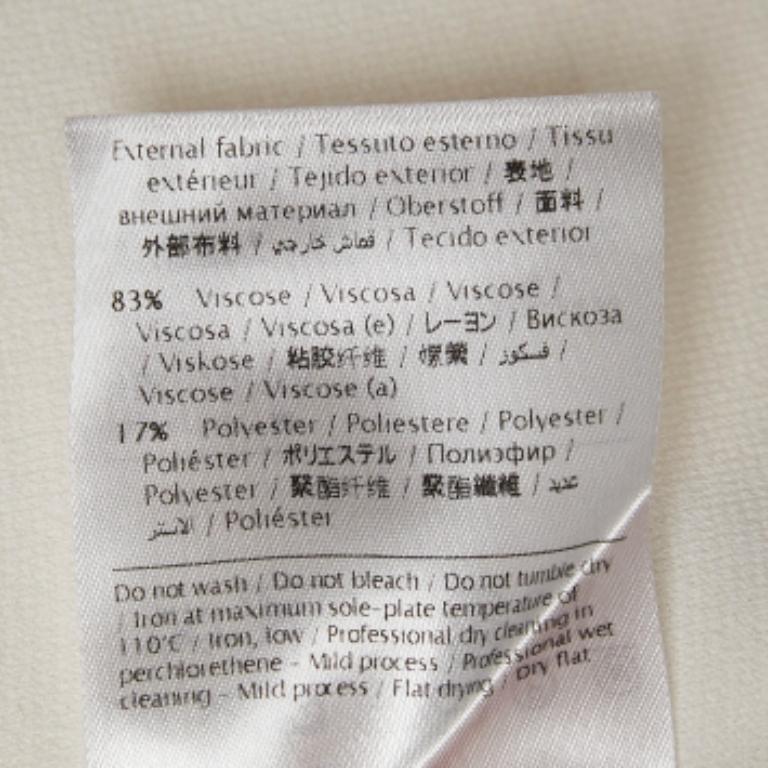 Dieses Valentino Oberteil für Damen ist die neueste Errungenschaft in Ihrem Kleiderschrank. Sorgfältig geschneidert und mühelos schick, ist es ein vielseitiges Kleidungsstück, das sich sowohl für legere als auch für formelle Anlässe eignet.