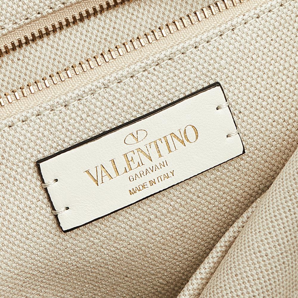 Let Valentino's fashion-forward aesthetic be the highlight of your look with this Roman Stud bag – notice how the studs shine against the off-white knit fabric. Crafted in Italy, it is perfectly shaped to easily stow your everyday essentials and can