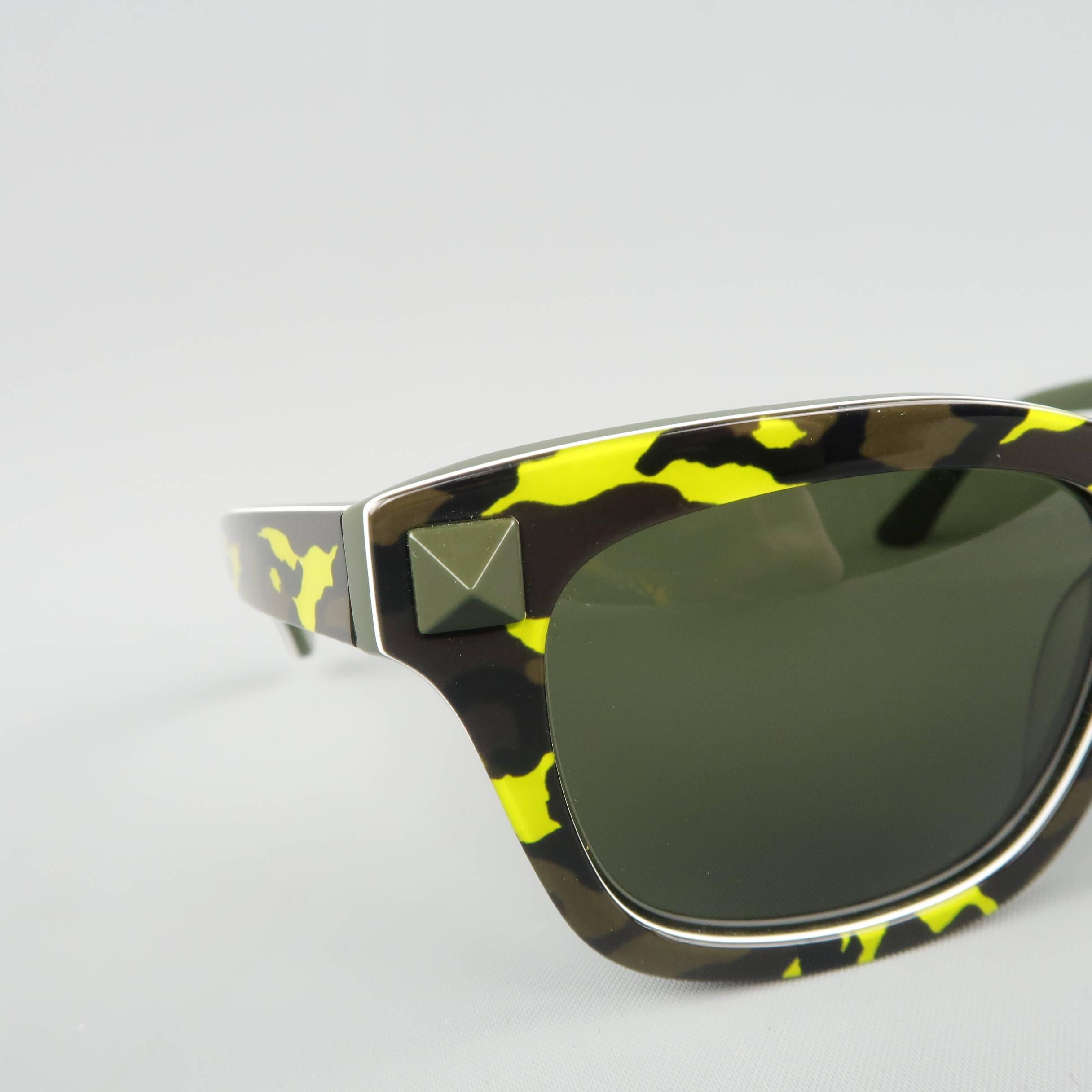 VALENTINO wayfarer sunglasses come in olive and lime green camouflage print acetate with black lenses and olive pyramid stud detail. Made in Italy.
 
New with Tags. Retails at $375
 
Measurements:
 
Length: 15 cm.
Height: 5 cm.