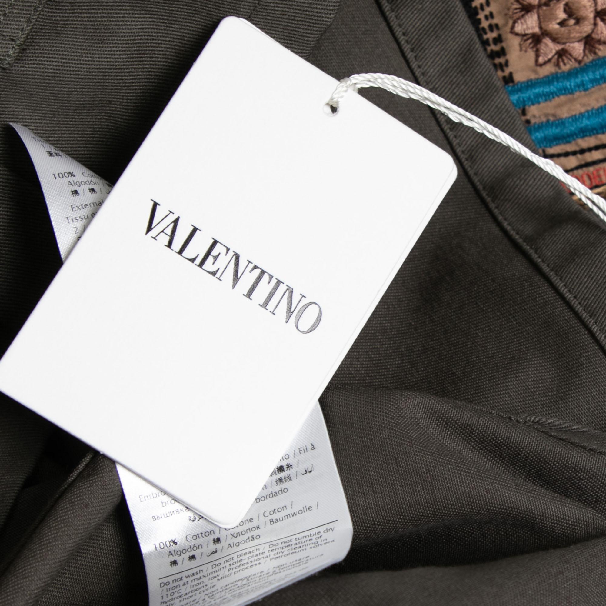 Valentino Olivgrünes Hemd aus Baumwolle mit Patch-Detail und Knopfleiste S im Zustand „Neu“ im Angebot in Dubai, Al Qouz 2