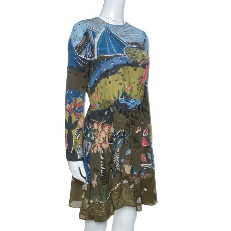 This lovely dress by Valentino is effortlessly stylish and great for casual outings. It has been crafted from 100% silk and carries an olive green color with a 'Jungle of Delight' print throughout. It is styled simply with a round neck, zip closure,