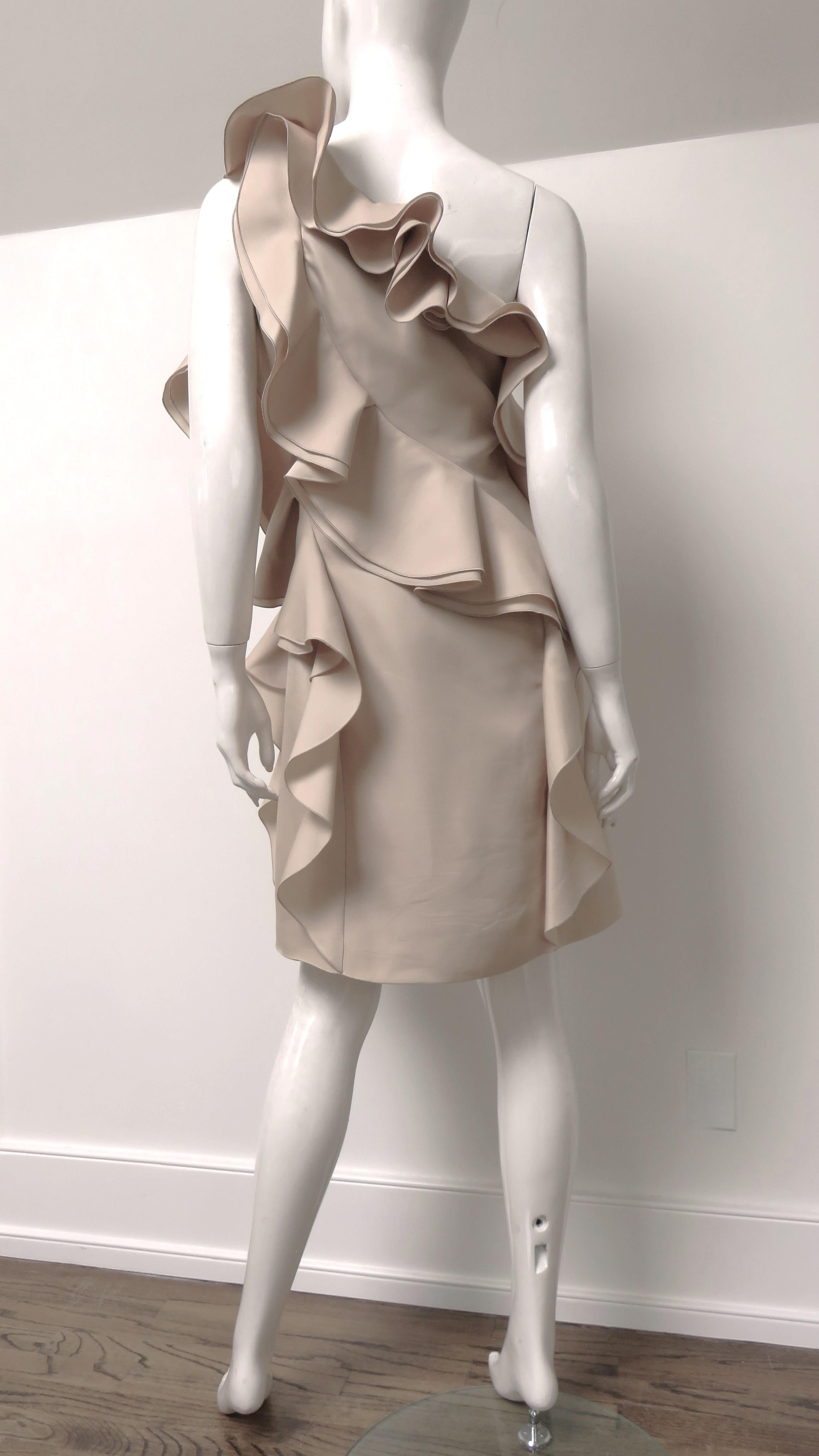 Valentino Vestido de un hombro con volantes de seda nude 6