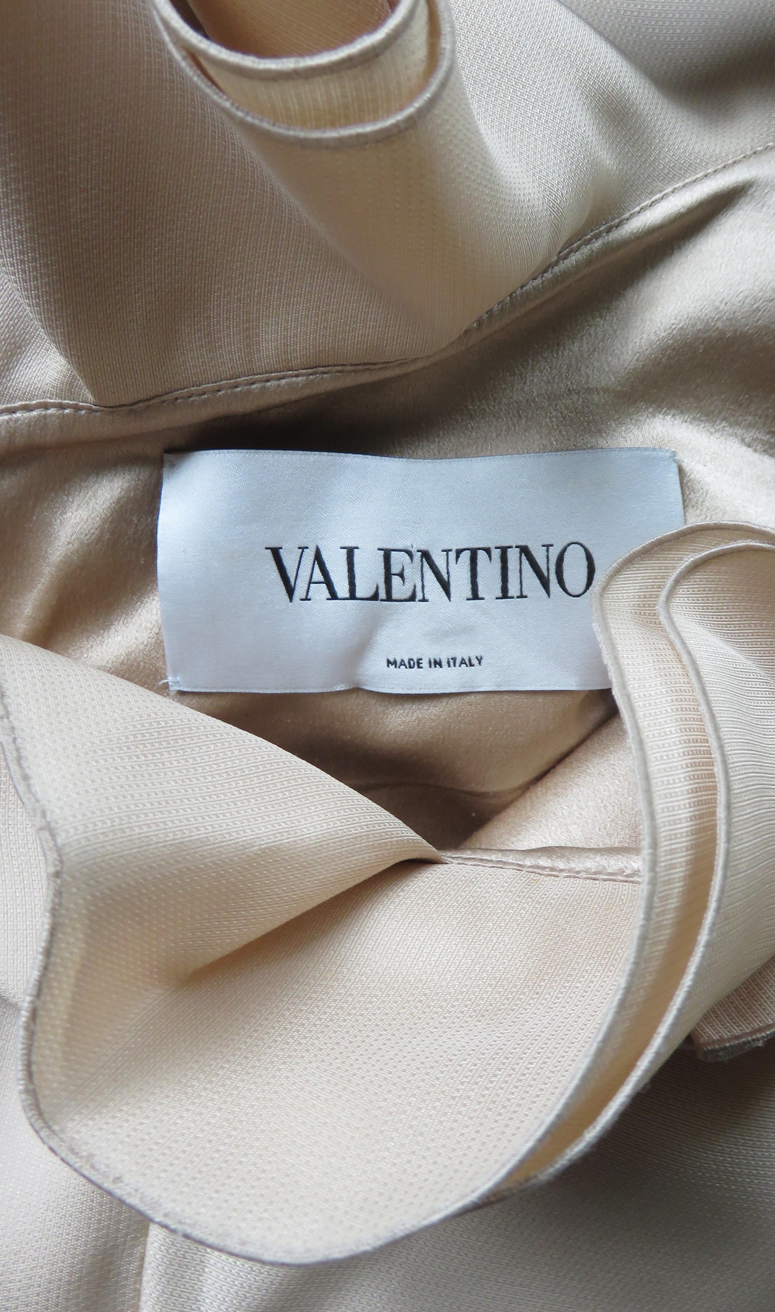 Valentino Vestido de un hombro con volantes de seda nude 7