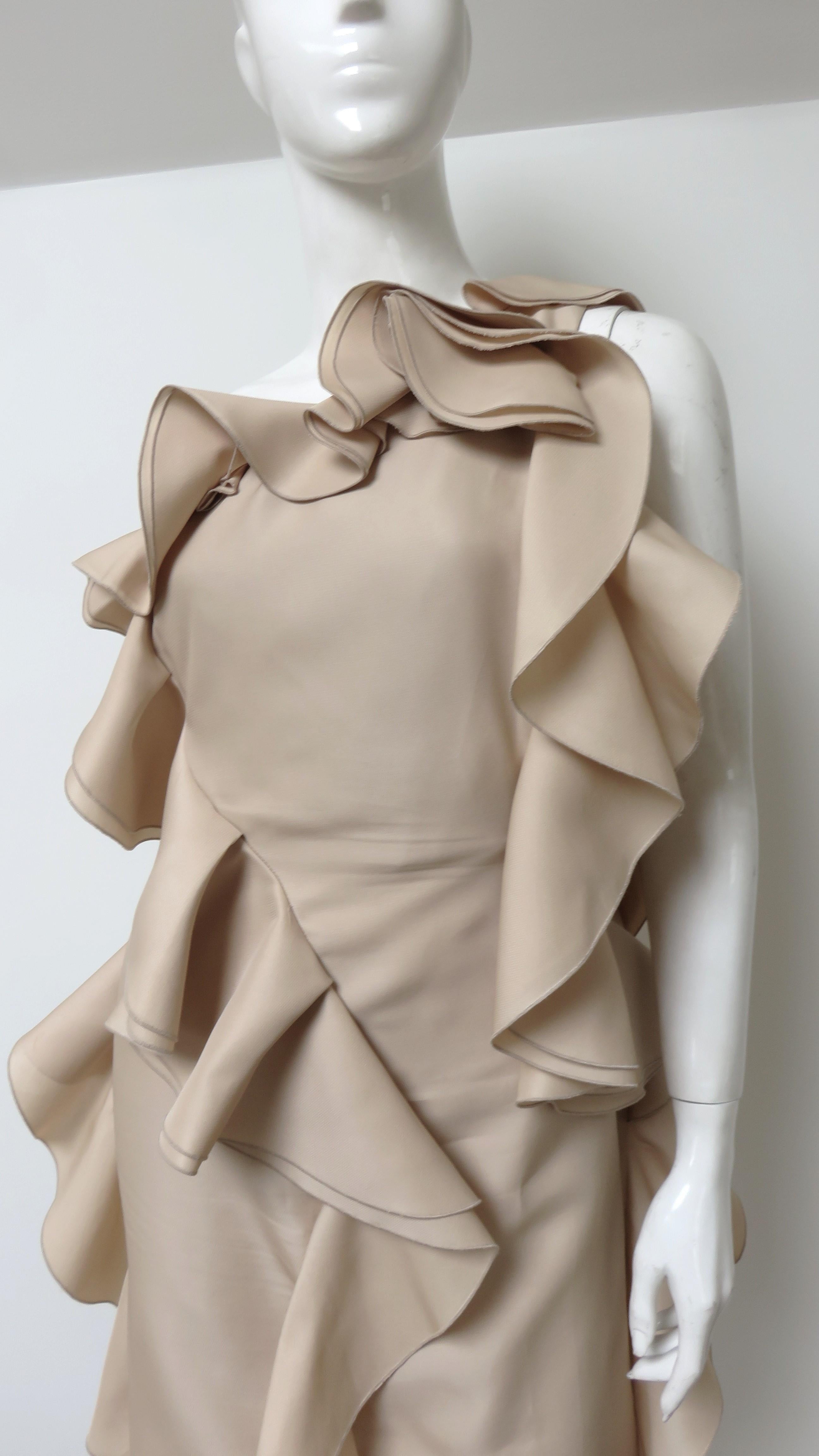 Valentino Vestido de un hombro con volantes de seda nude Marrón