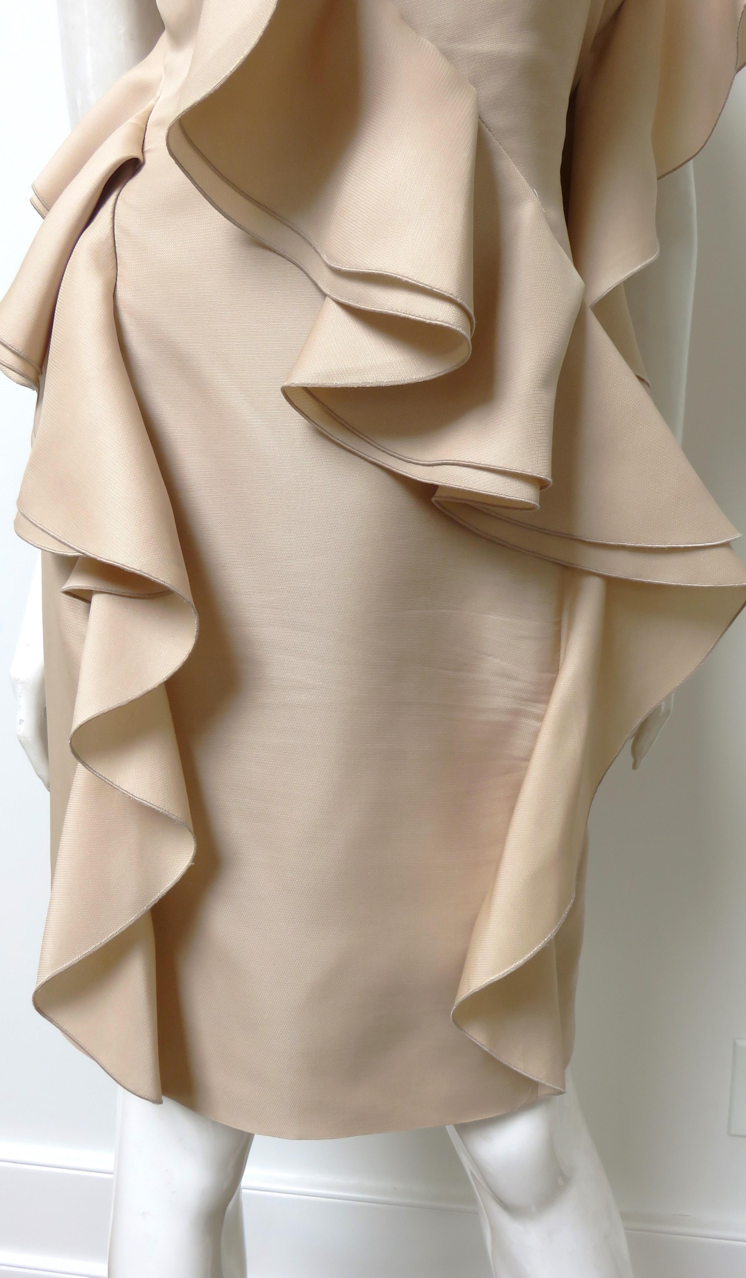 Valentino Vestido de un hombro con volantes de seda nude en Bueno Estado en Water Mill, NY