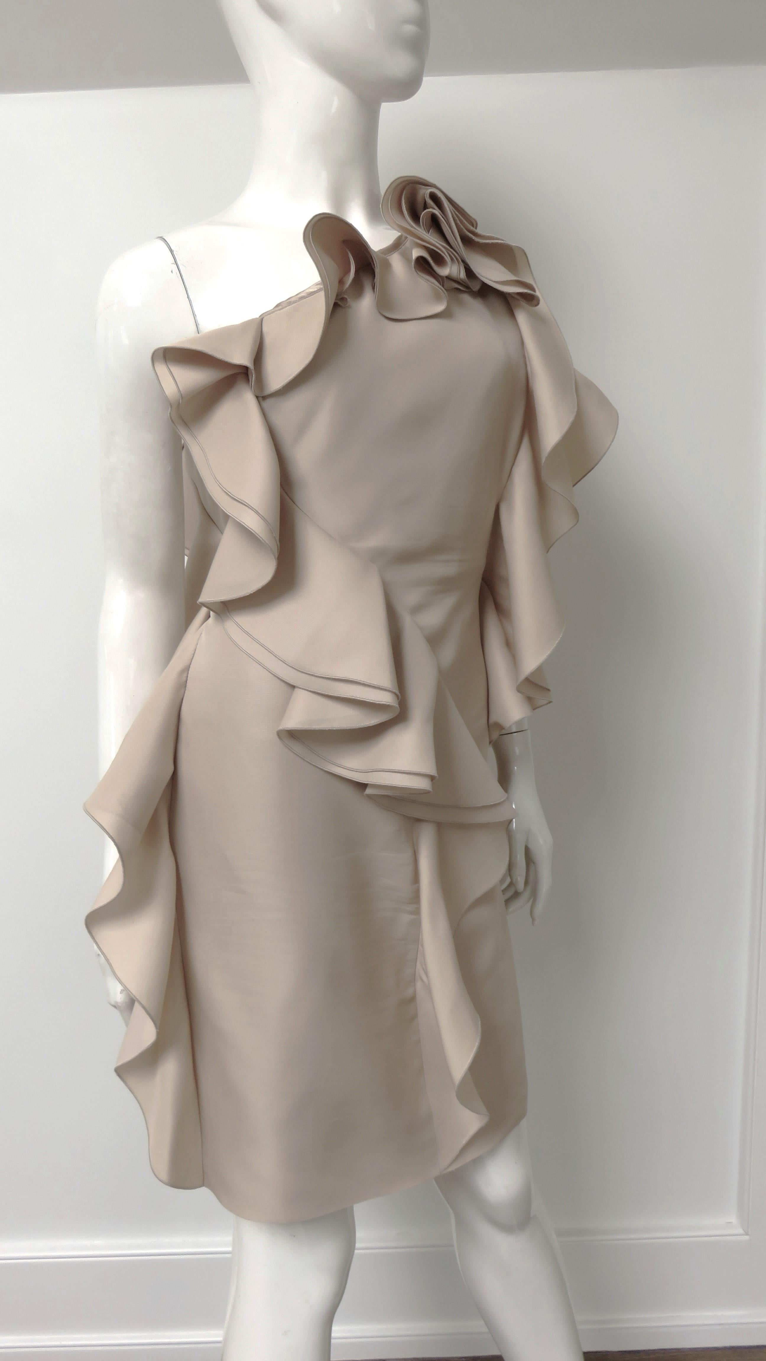 Valentino Vestido de un hombro con volantes de seda nude 1