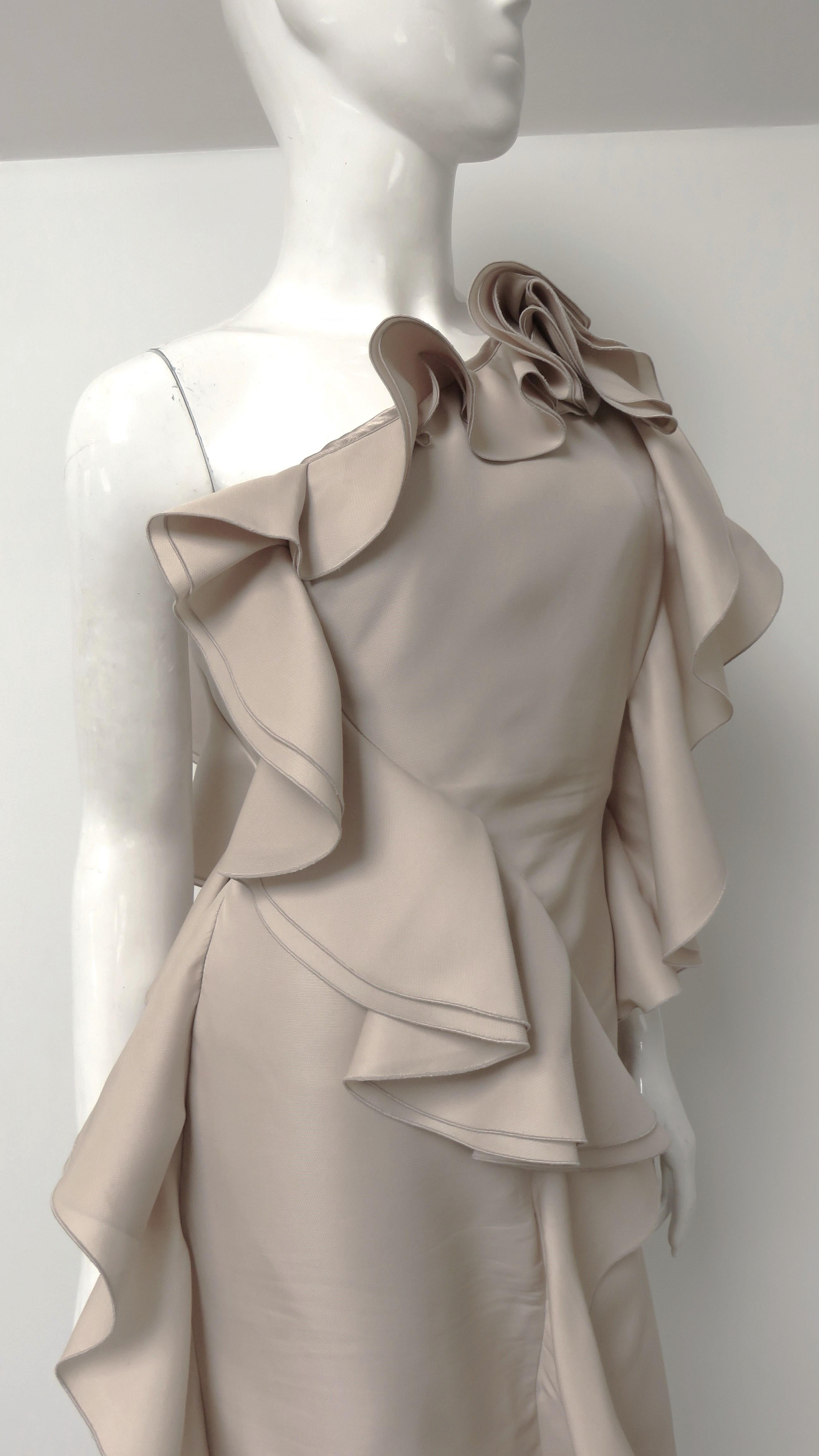 Valentino Vestido de un hombro con volantes de seda nude 2