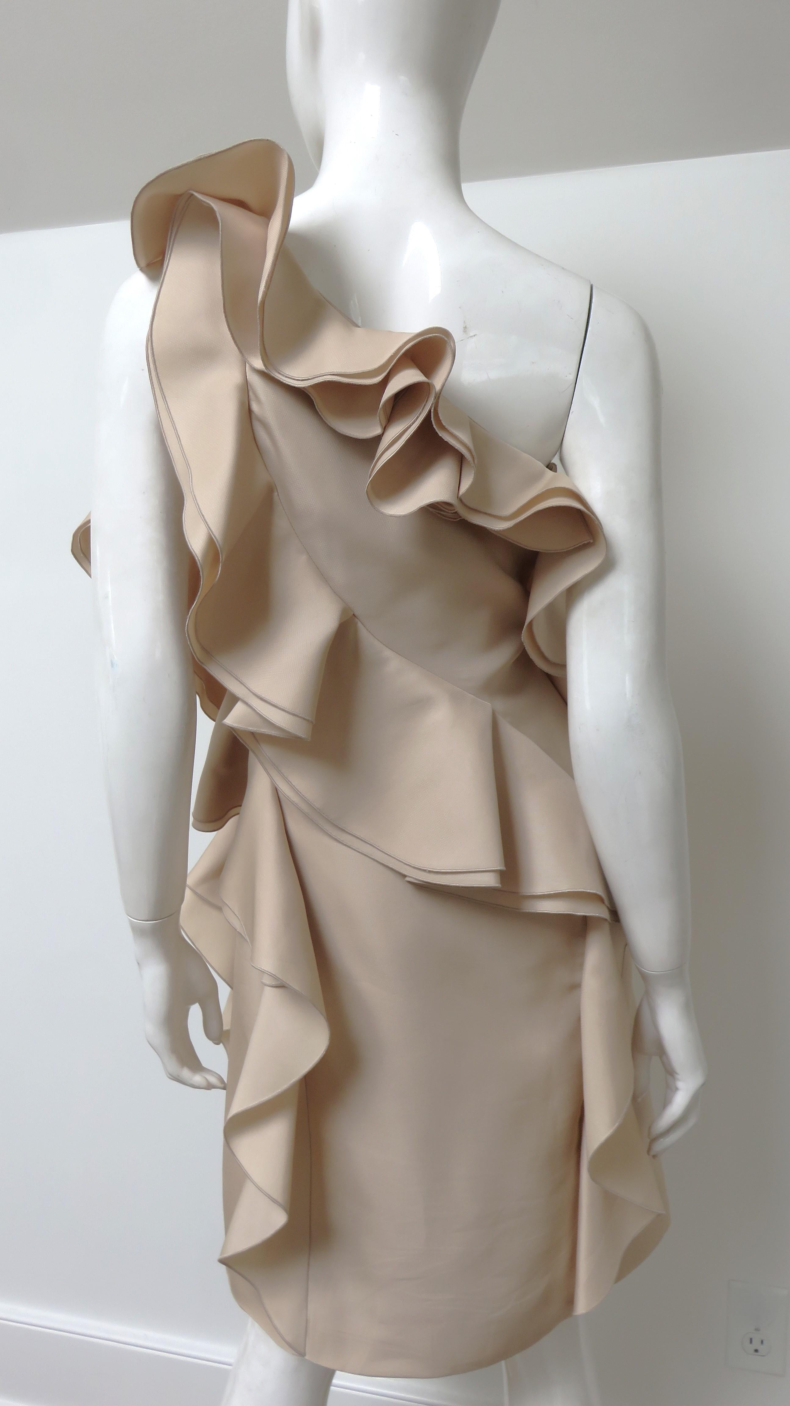 Valentino Vestido de un hombro con volantes de seda nude 3