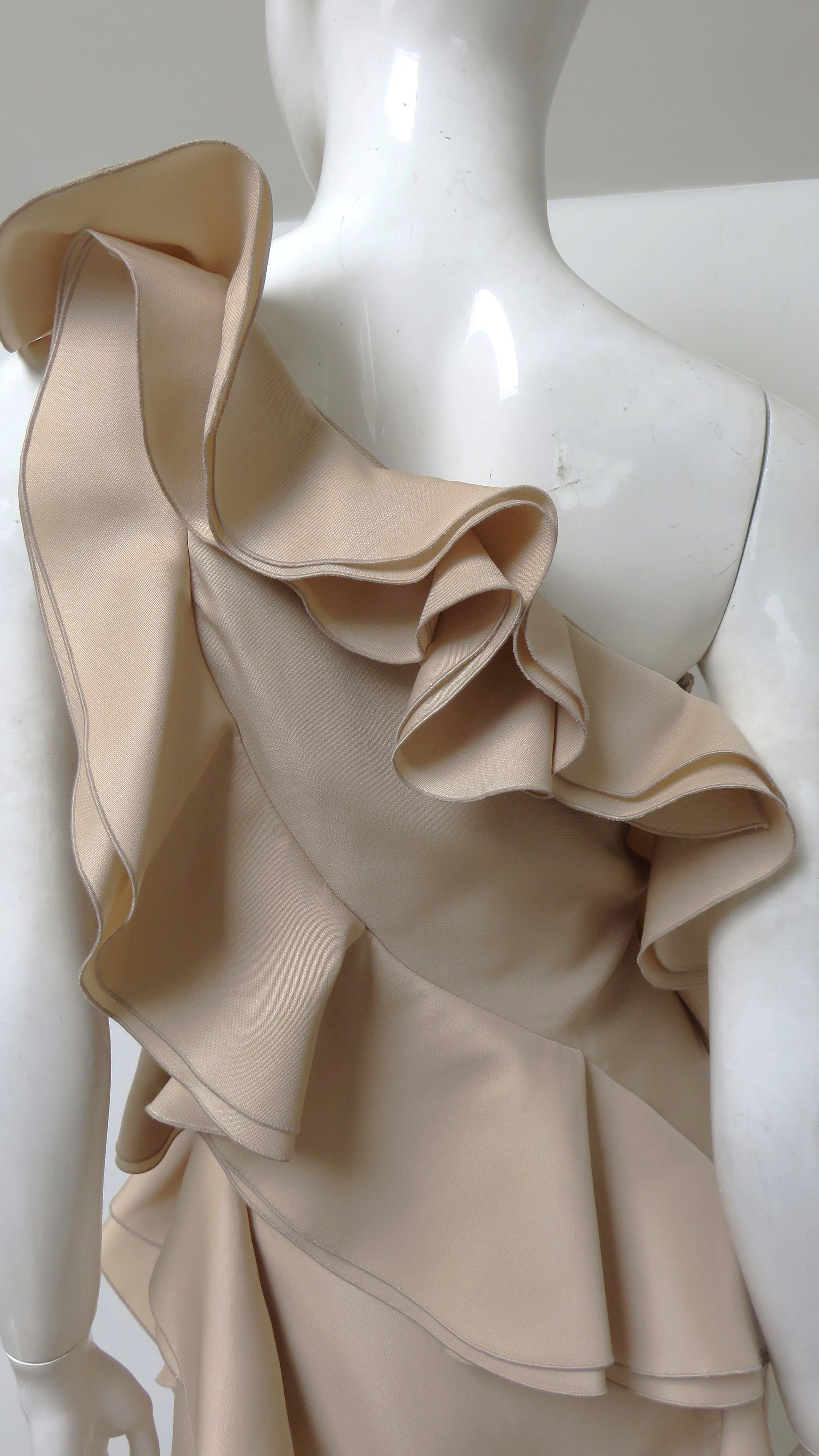 Valentino Vestido de un hombro con volantes de seda nude 4