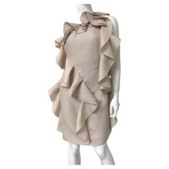 Valentino Vestido de un hombro con volantes de seda nude