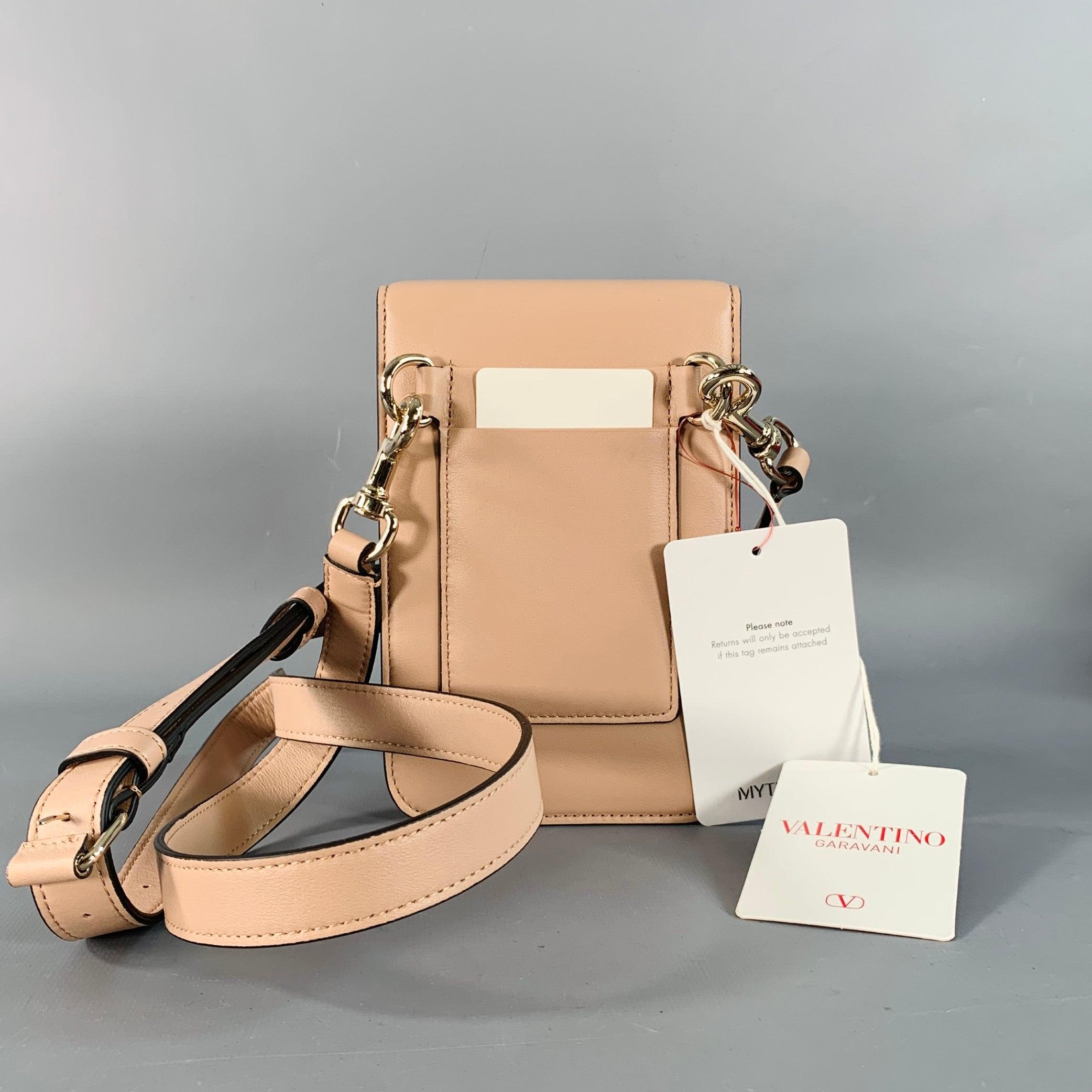 VALENTINO One Size Leather Beige Metal Crossbody Phone Bag Bon état - En vente à San Francisco, CA