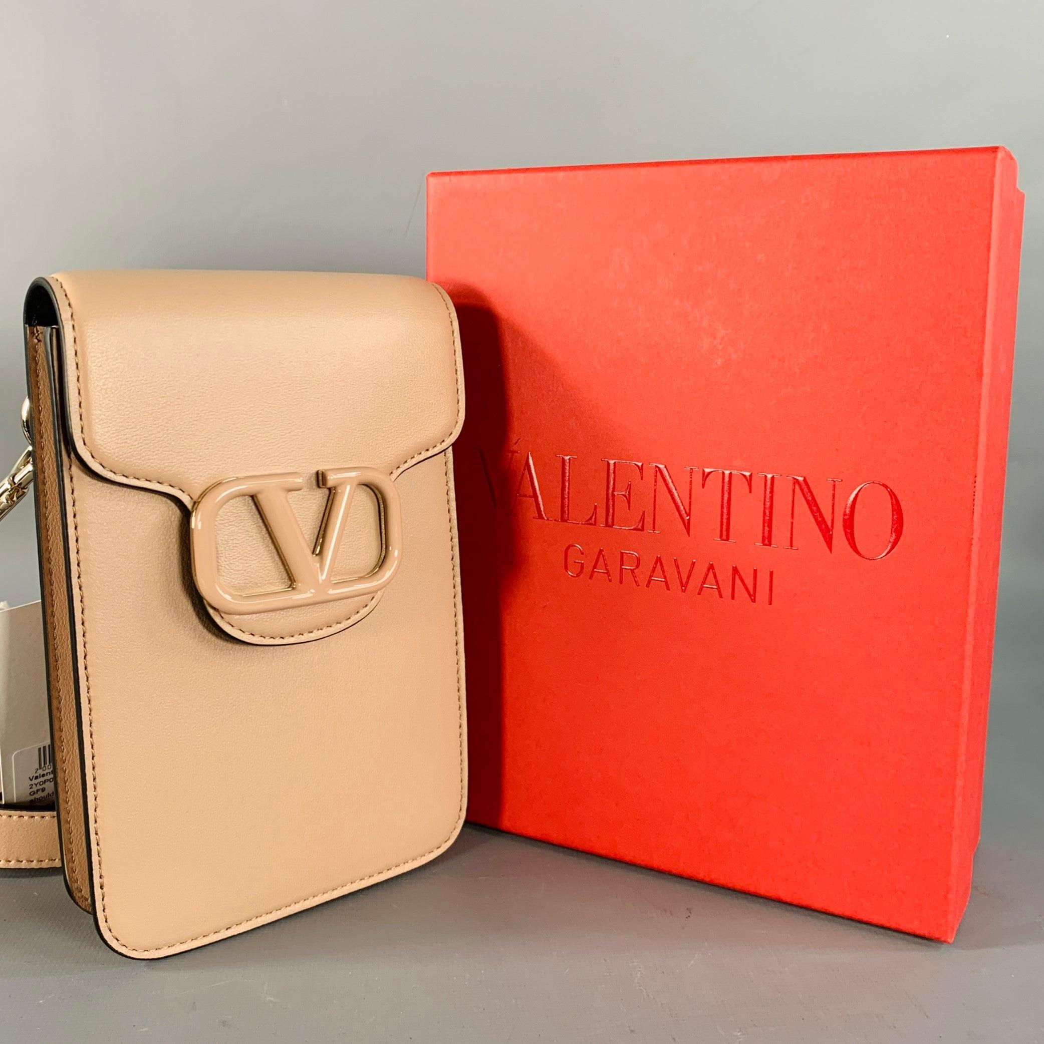 VALENTINO One Size Leather Beige Metal Crossbody Phone Bag en vente 1