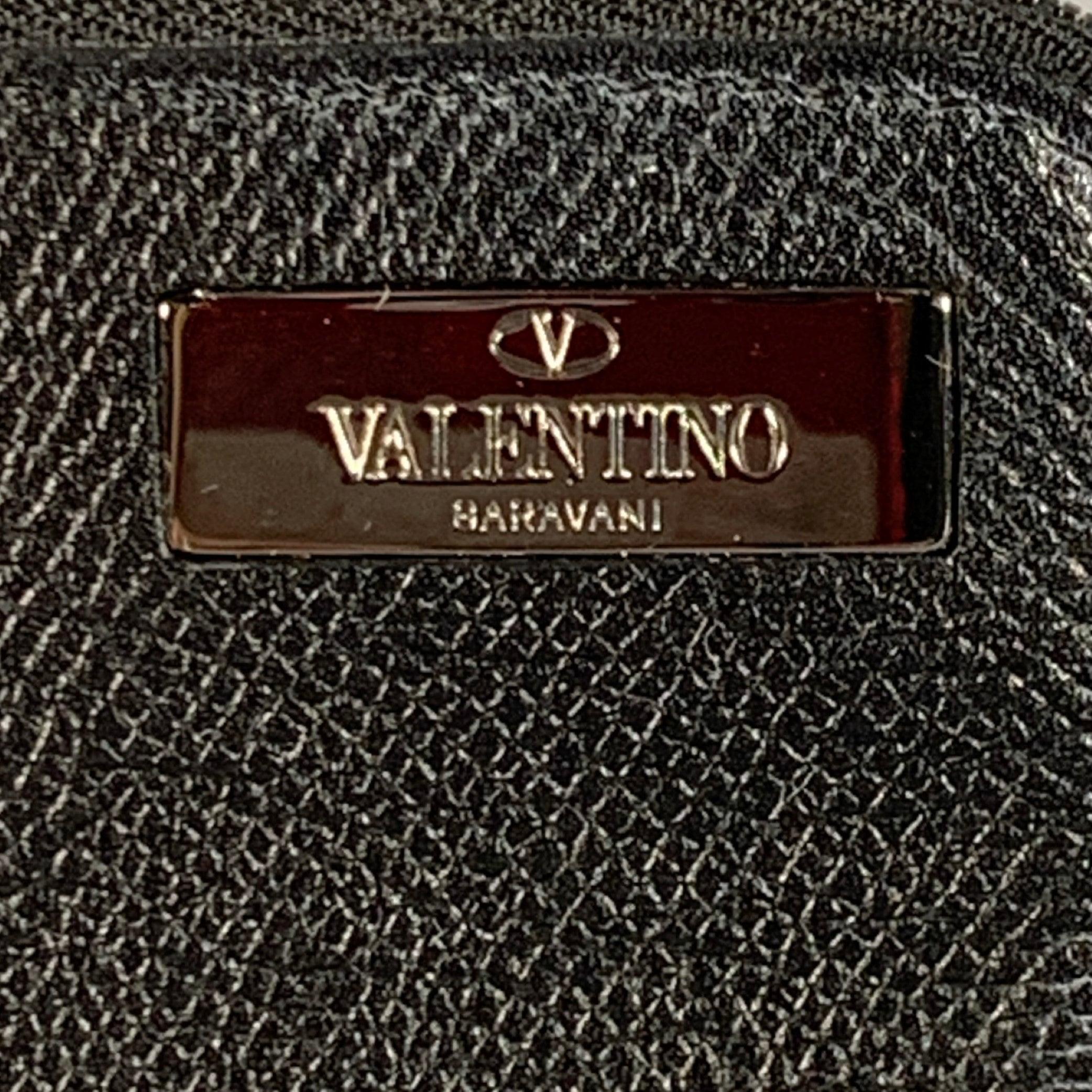 Portefeuille Valentino
en cuir grainé noir, avec porte-clés intérieur en métal argenté et fermeture à glissière. Livré avec boîte. Fabriqué en Italie. Très bon état. 

Marqué :   PR B 434 PCL4.25 x 3 pouces 
  
  
 
Référence Sui Generis :