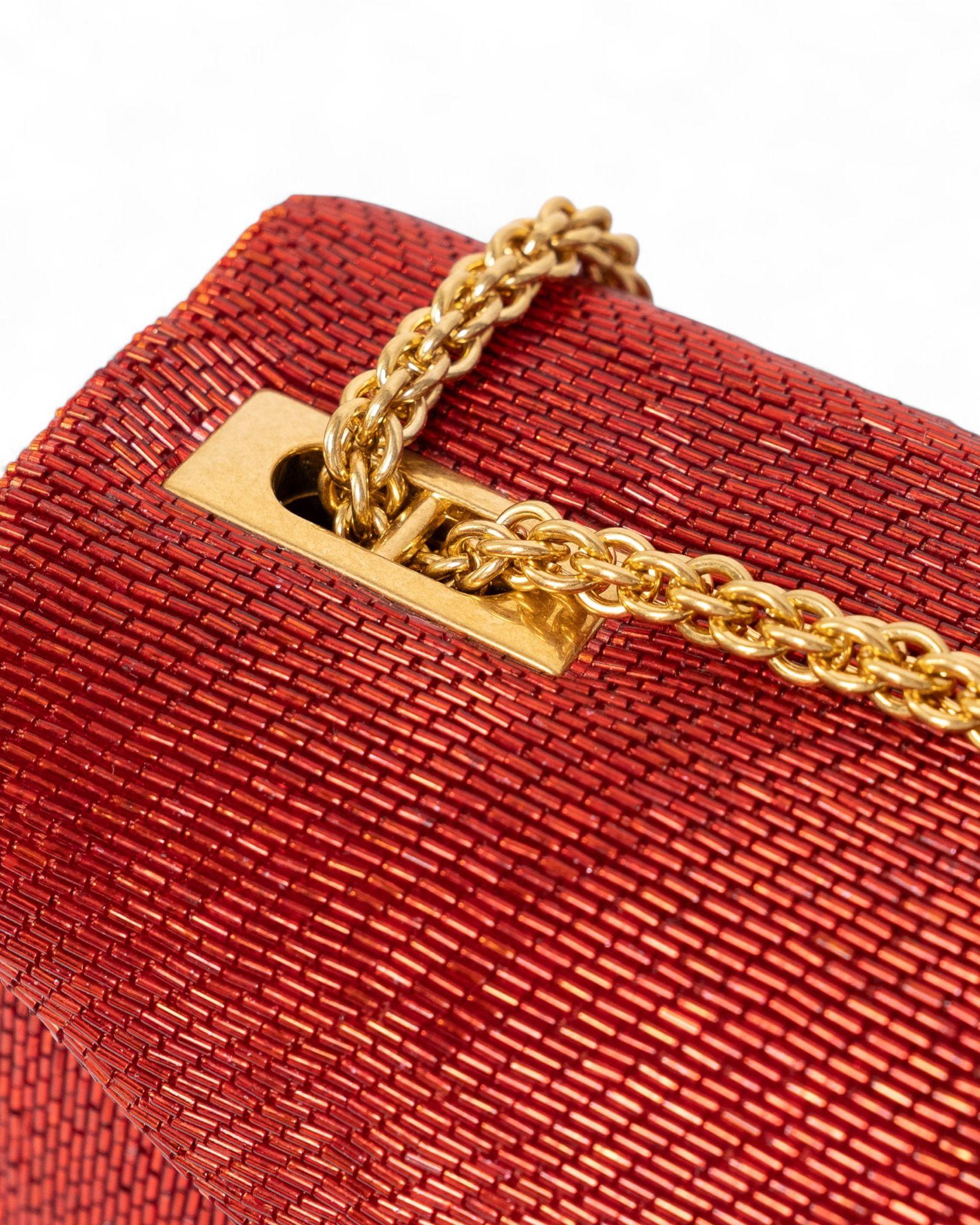 Sac signé Valentino, modèle One Stud Limited Edition, en cuir rouge lisse et perles de la même couleur. Il est doté d'une quincaillerie dorée et de perles rouges sur toute sa surface. Doté d'une fermeture à boutons emboîtés, doublé intérieurement en