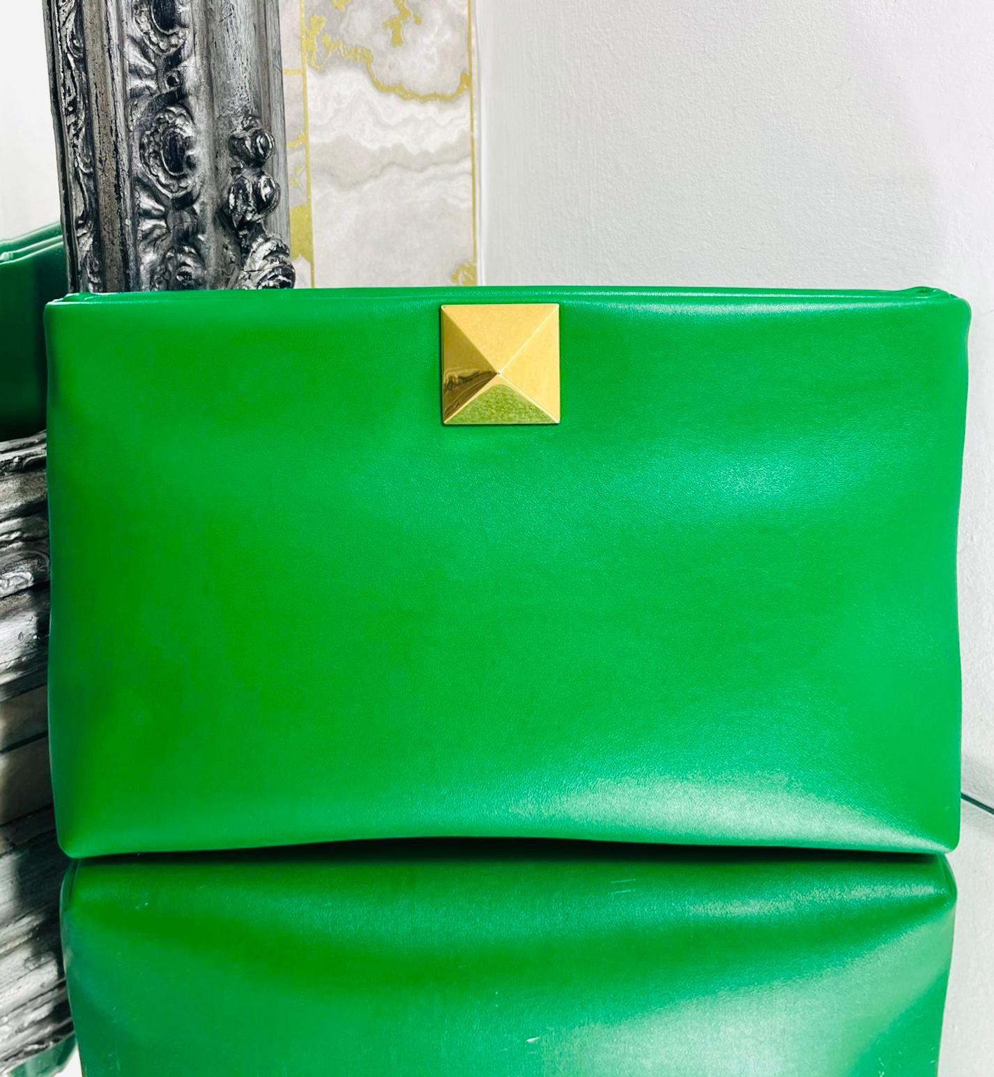 Valentino One Stud Leder-Clutch mit Nieten

Grüne Clutch-Bag mit dem charakteristischen goldenen, übergroßen Rockstud auf der Vorderseite.

Mit Druckknopfverschluss an der Oberseite, der zu einem Innenraum aus Leder mit einer Reißverschlusstasche