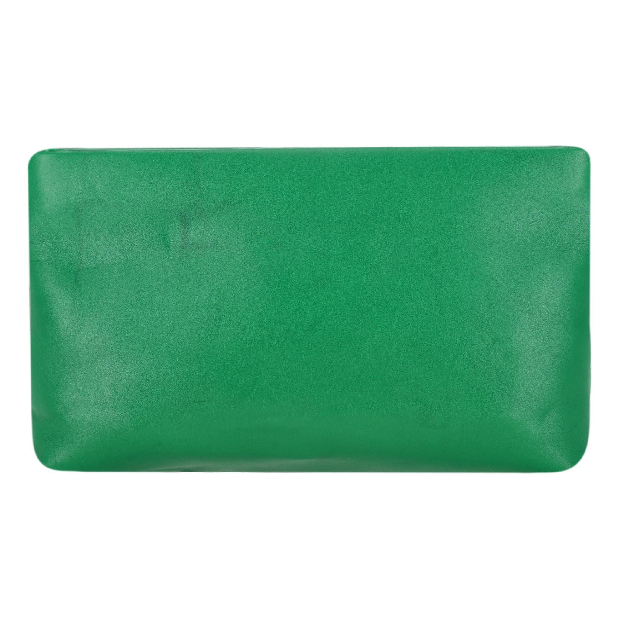 Valentino One Stud Leather Clutch Bag

Green clutch bag designed with signature gold, oversized Rockstud to front.

Featuring top snap closure leading to leather interior with one zipped pocket.

Rrp Approx. £1,600

Size – Height 21cm, Width 34cm,